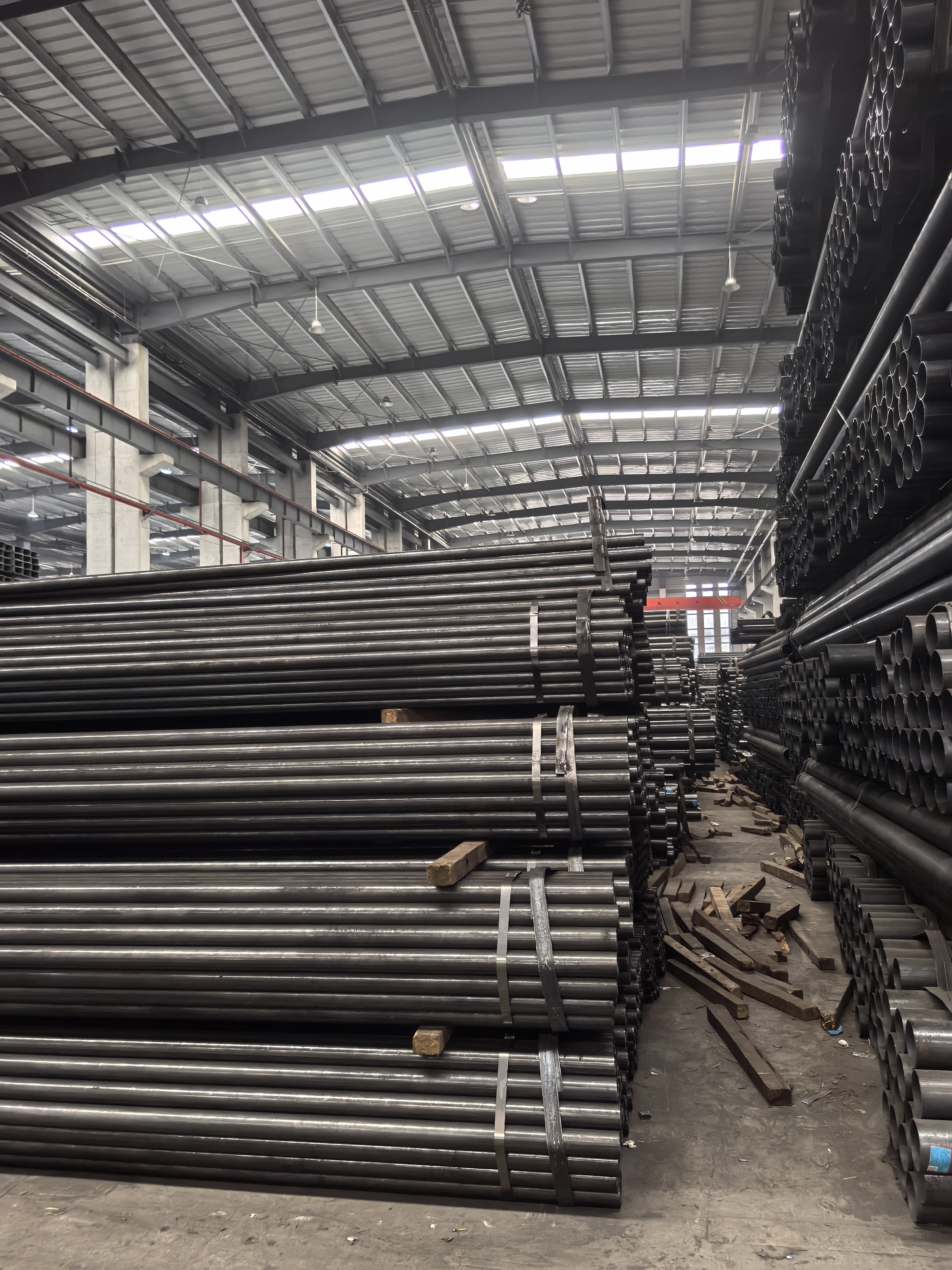 整齐的钢管货场,展现专业的仓储管理水平