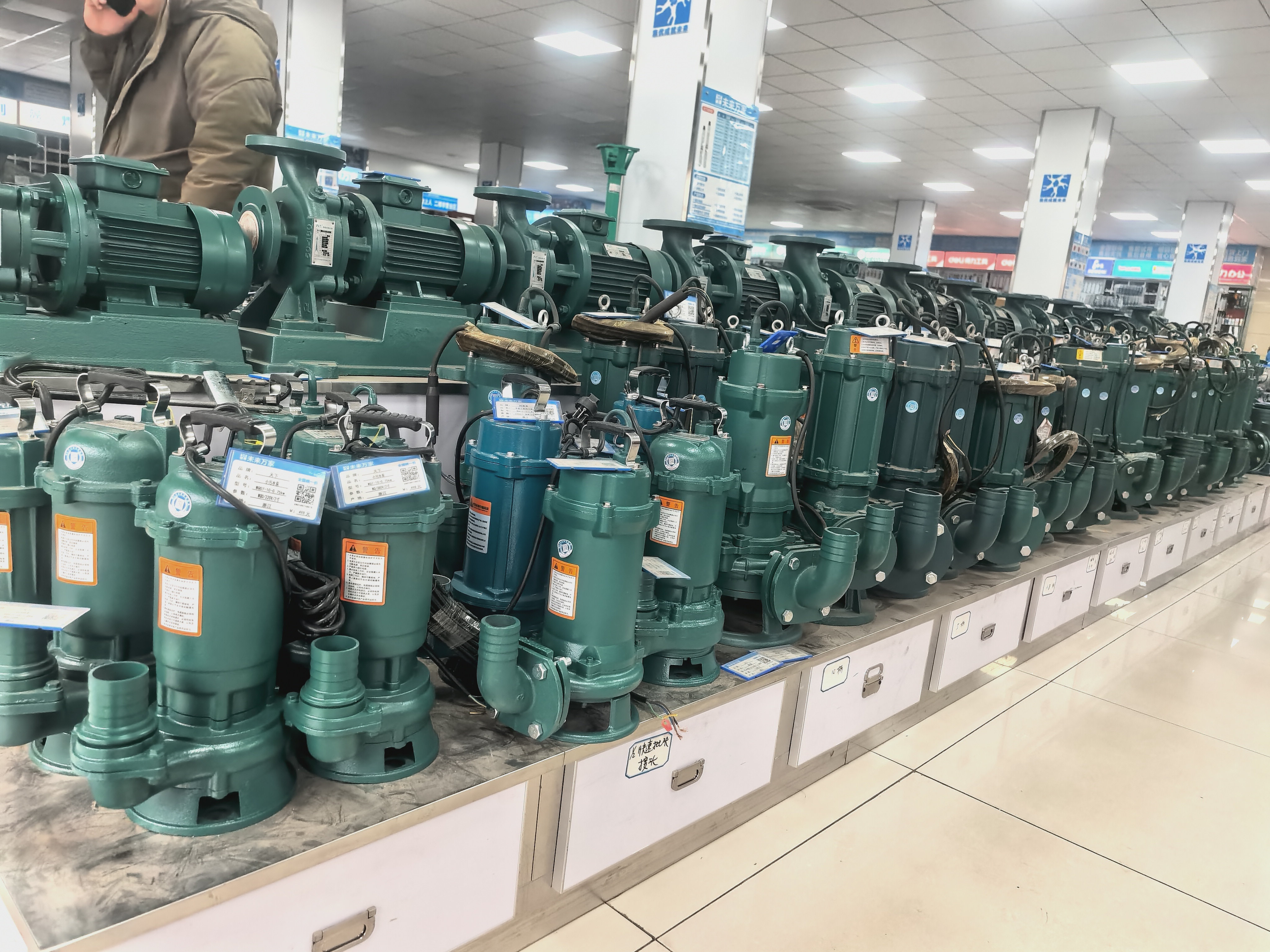 未来万家超市内陈列的各类水泵产品