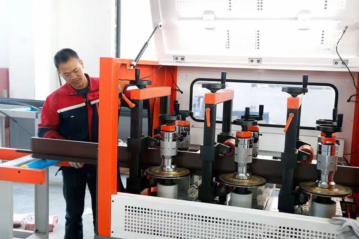 德立澳系统门窗生产车间与标准化安装现场