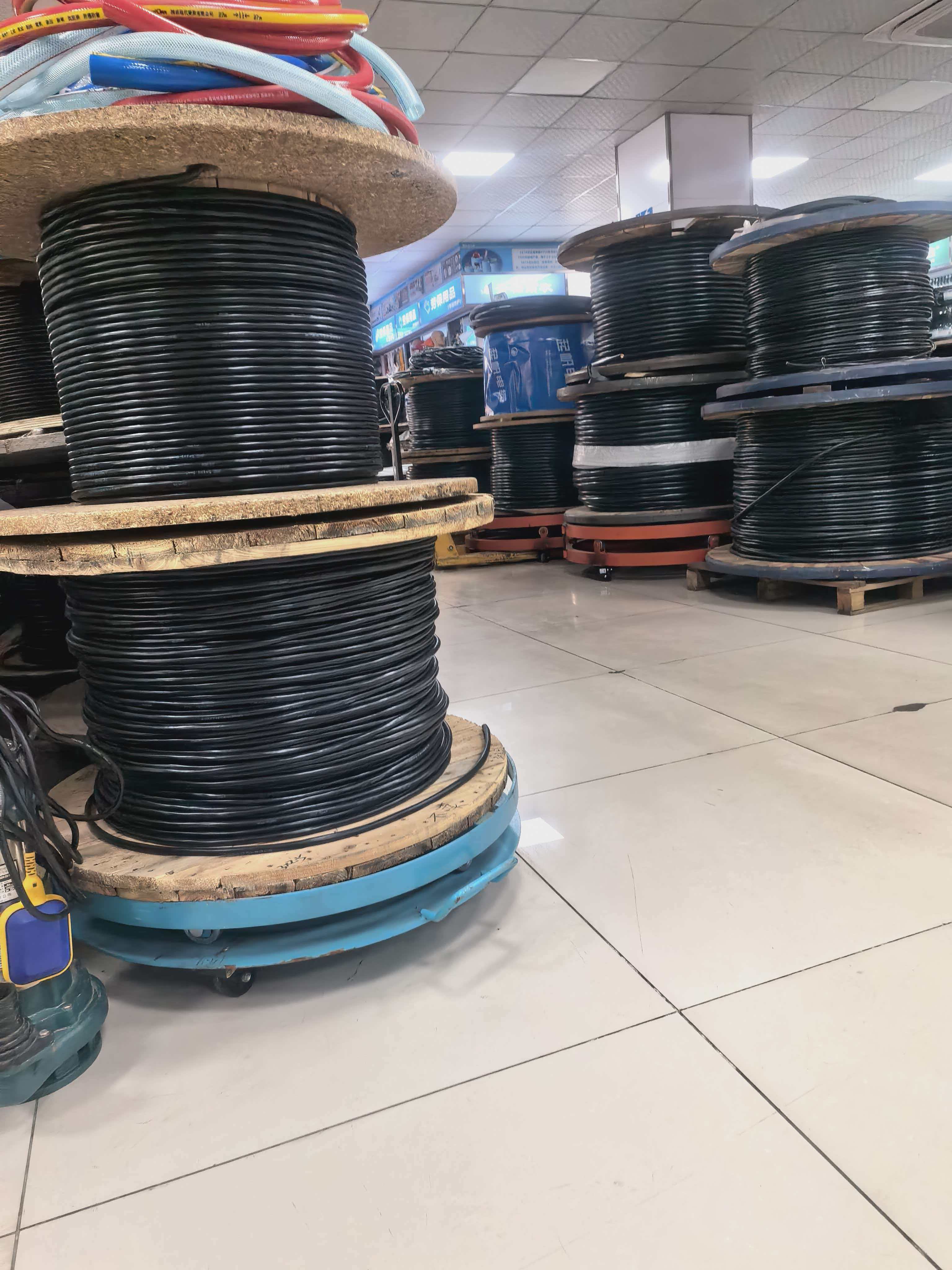 未来万家五金机电超市专业的产品陈列与仓储区