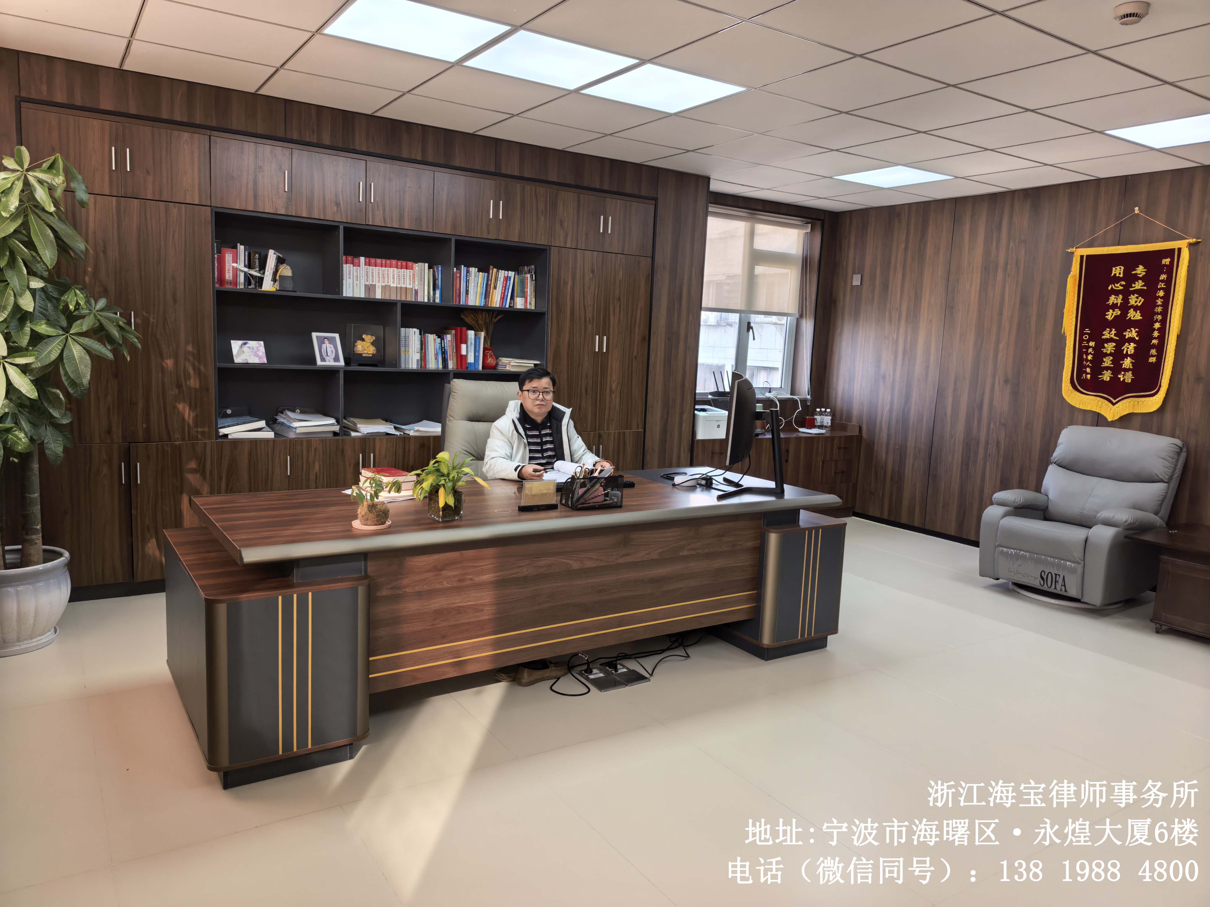 法律天平与城市建筑，象征公正与商业环境