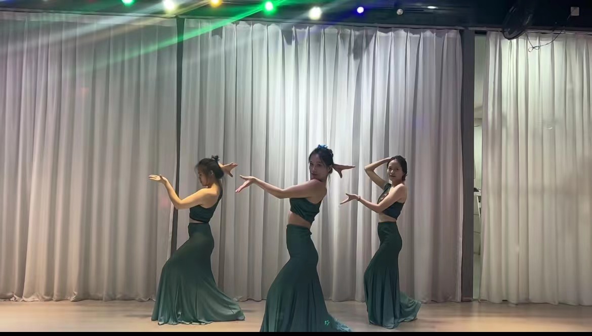 青灵舞蹈课堂场景