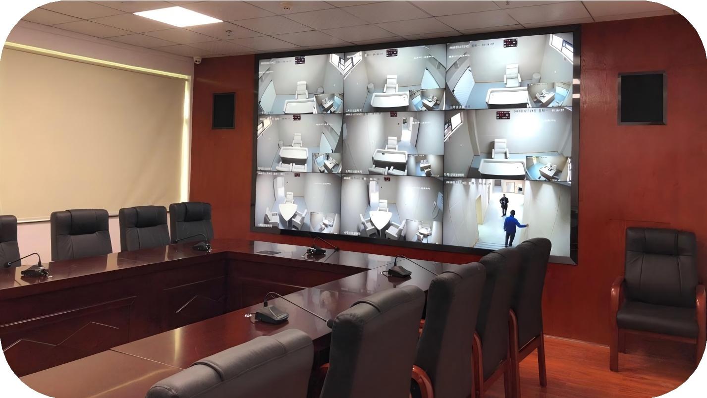 技术团队进行系统调试与保障