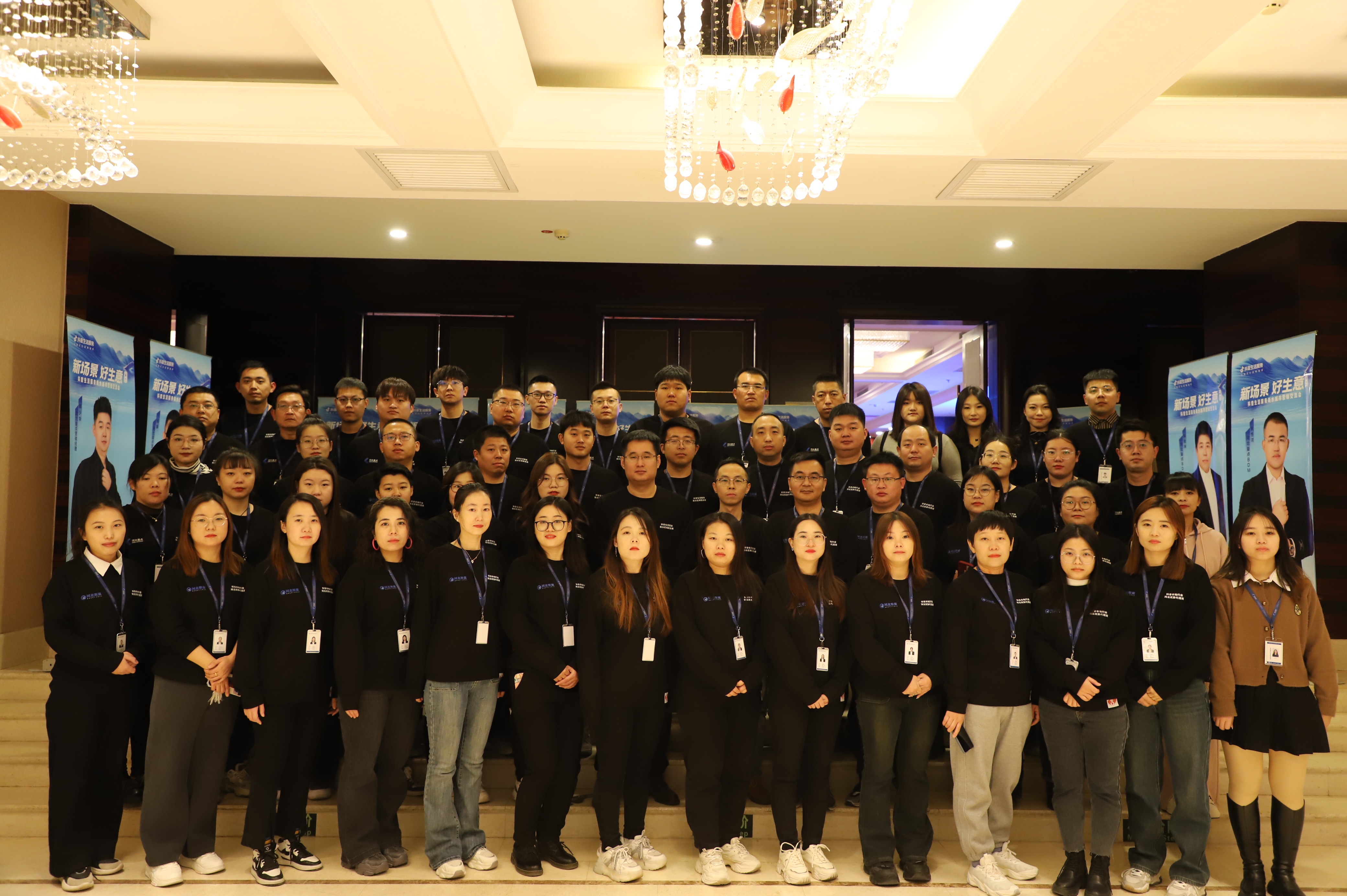 河北冠宸网络科技有限公司专业团队深入工厂一线进行素材拍摄