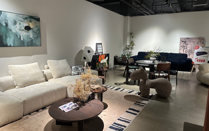 意梵盛栖家居一万平米实景展厅内景,展示丰富的产品与多样化的风格场景