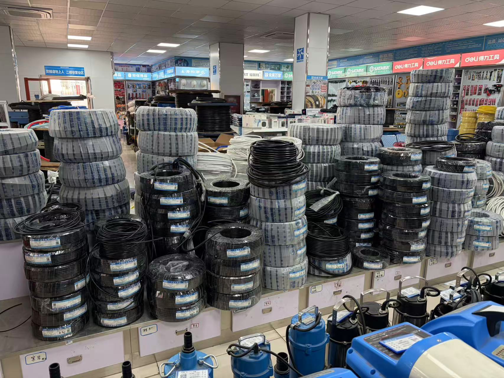 未来万家五金机电超市宽敞明亮的营业大厅