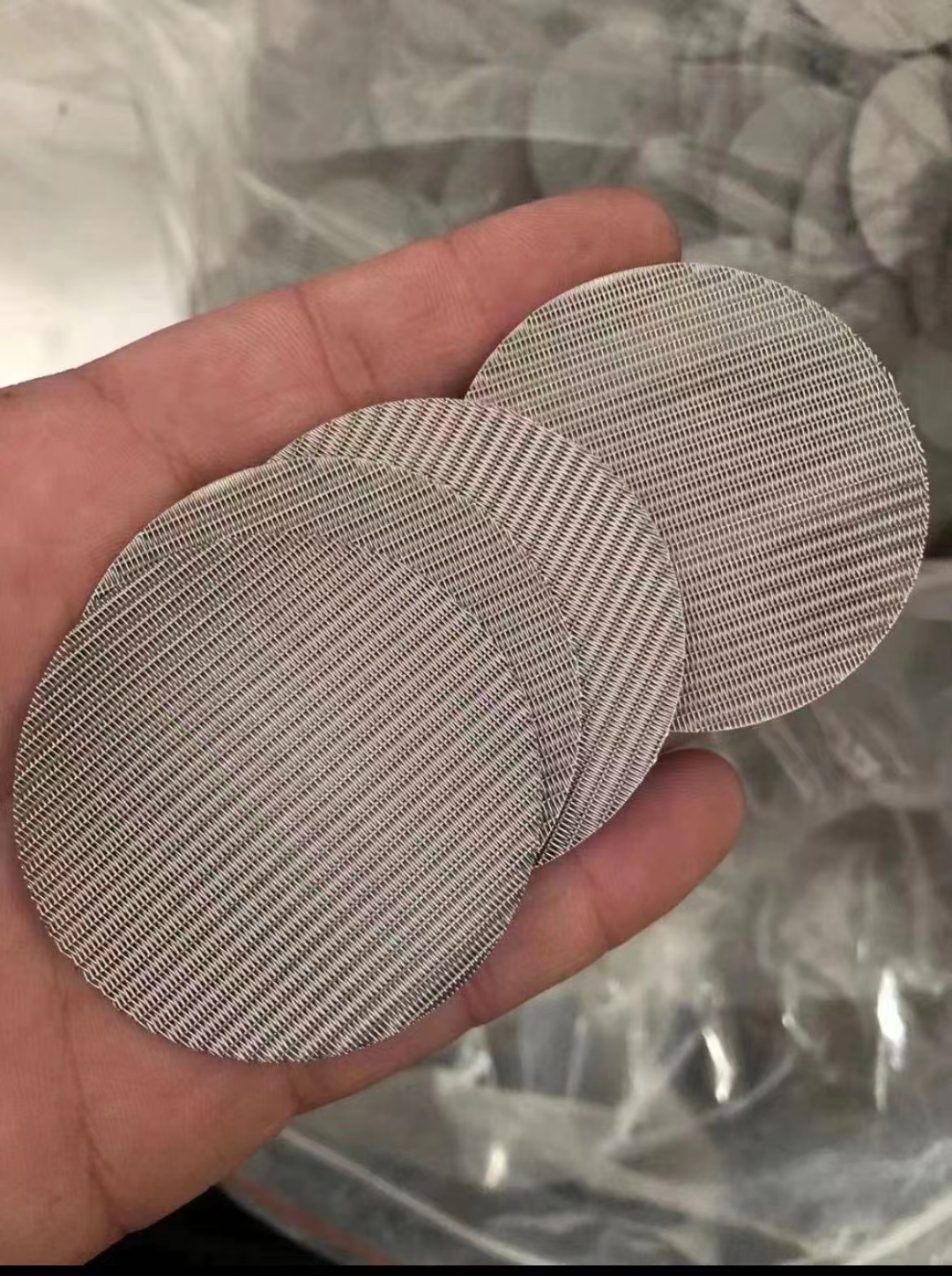 安平县高诚丝网制品有限公司生产的精密过滤网产品展示，采用多层结构设计，边缘包边牢固