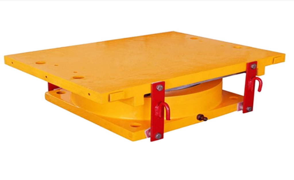 橡胶支座成品库房一角,展示码放整齐的各类支座产品