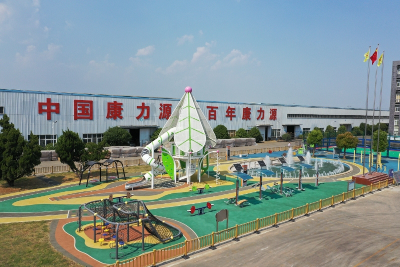 健身教练指导会员使用高拉训练器进行训练