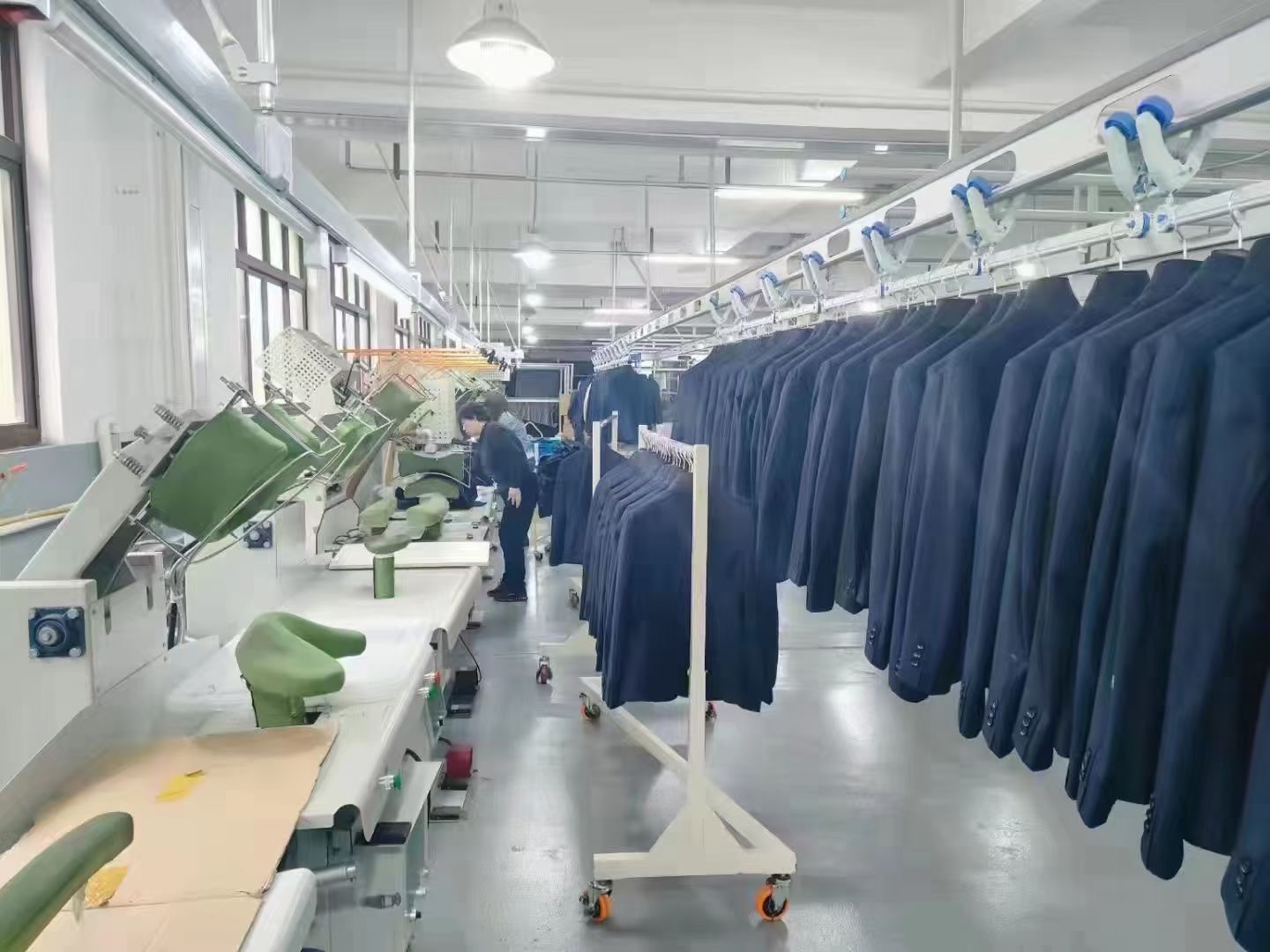 职业装定制生产车间