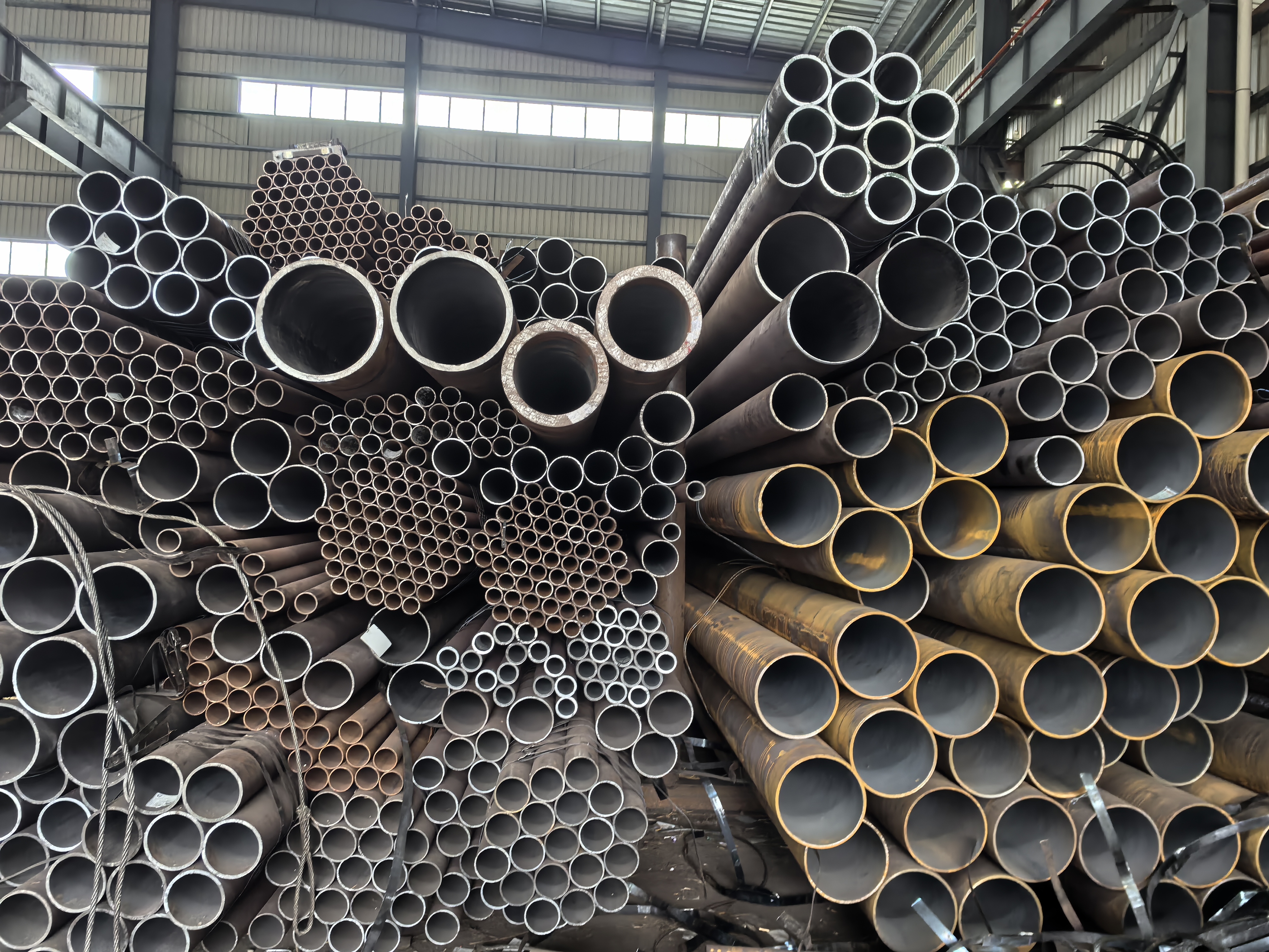 现代化钢板加工与质量检测场景