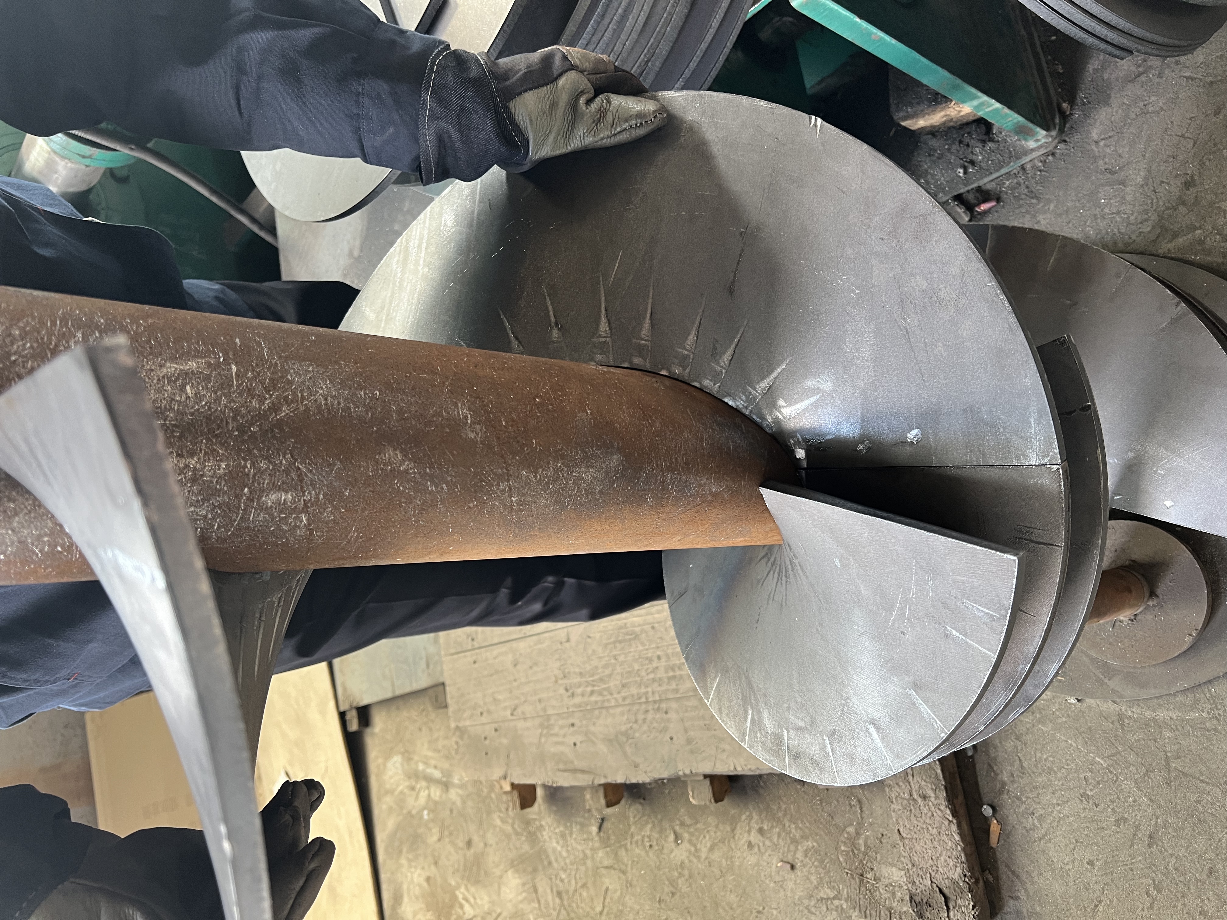 深州市广兴五金机械制造有限公司连续等厚螺旋叶片生产车间一角