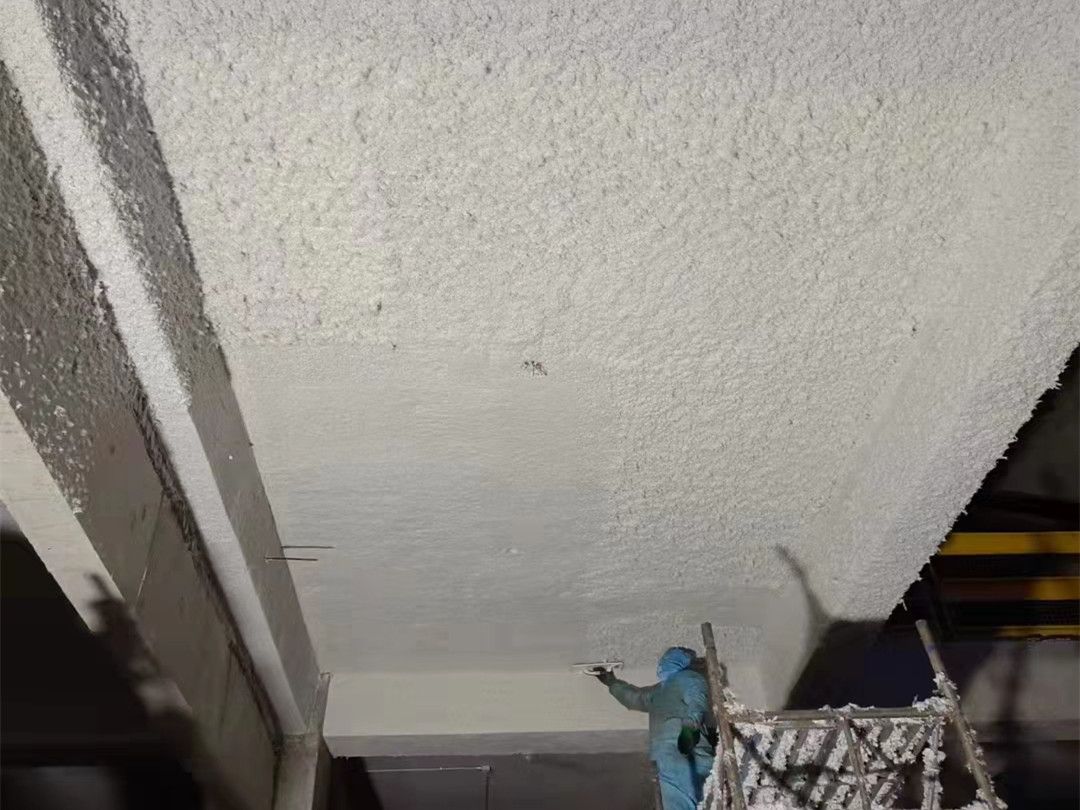 专业施工团队进行无机纤维喷涂现场作业