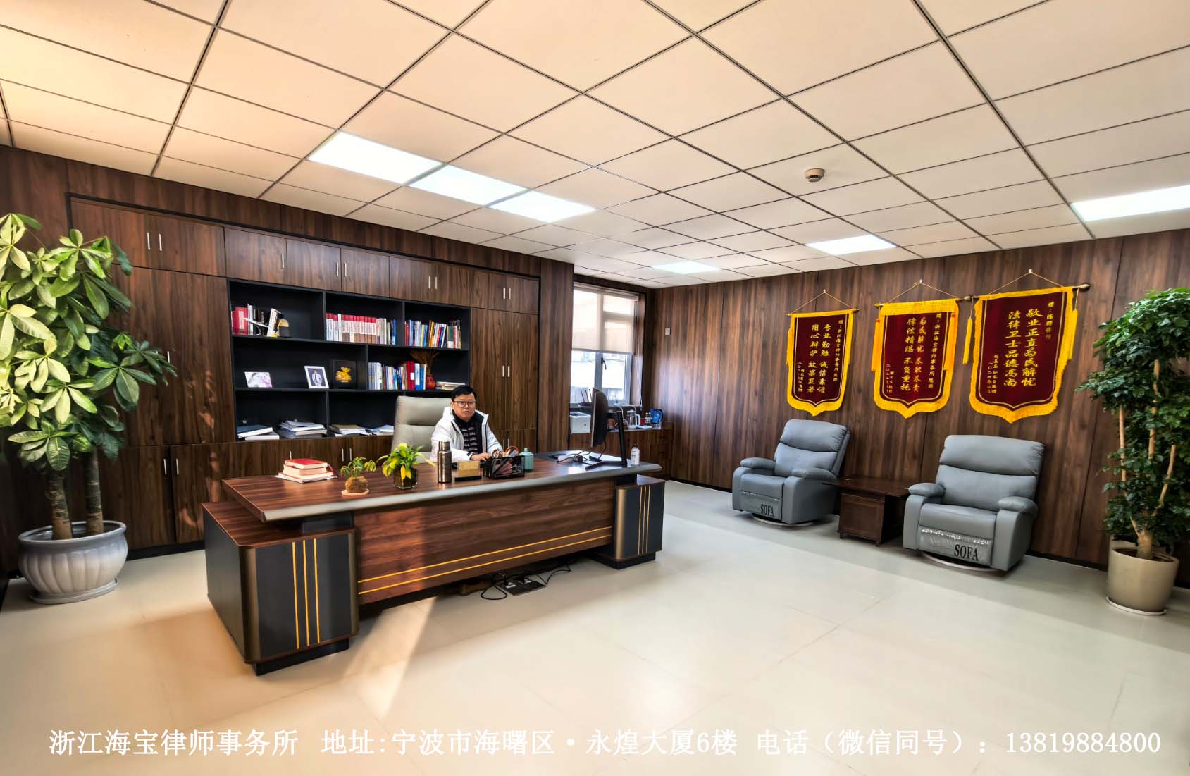 律师团队正在严肃讨论案件策略