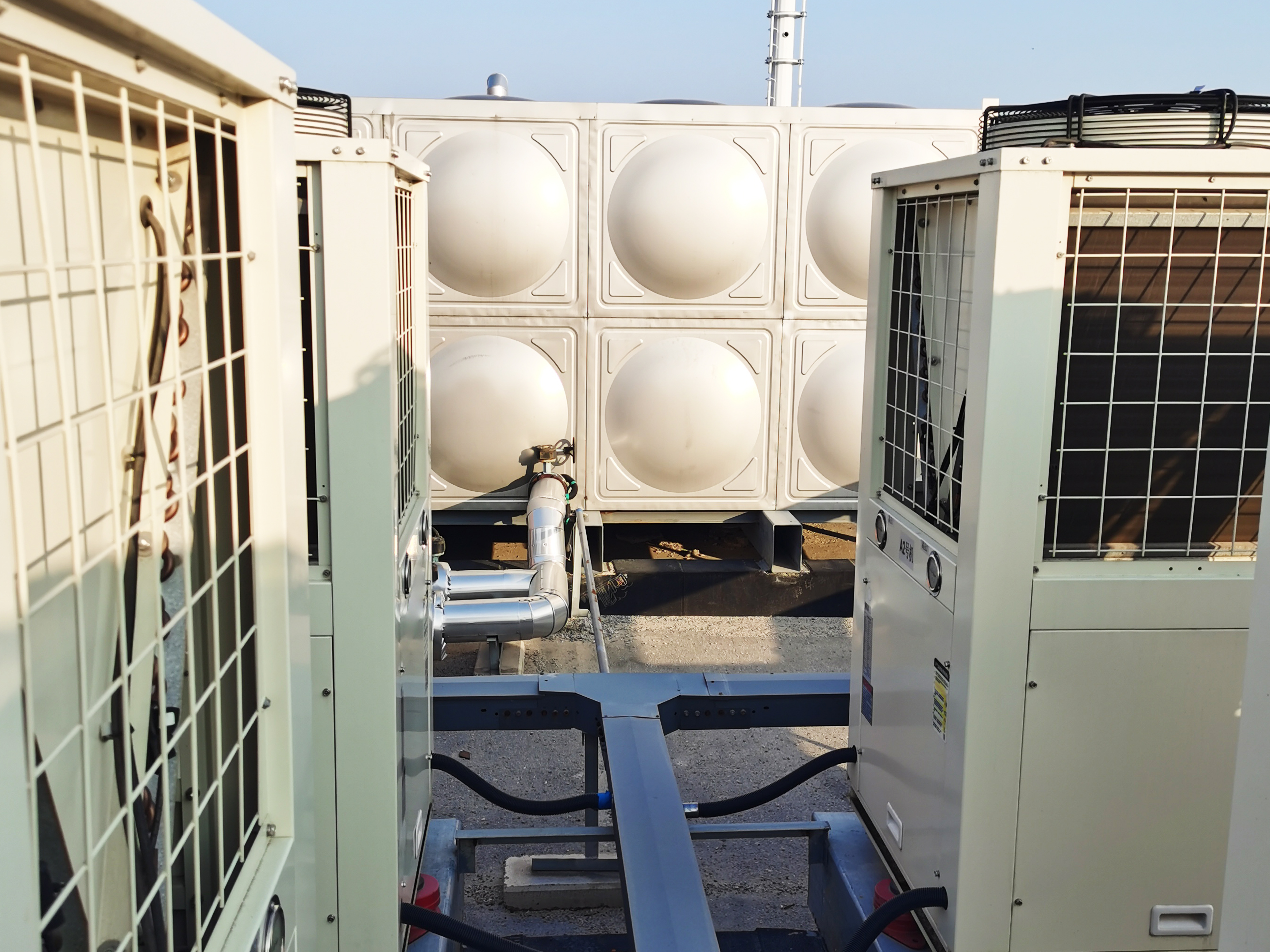 河北利尔佳能源某学校空气能热水项目安装现场