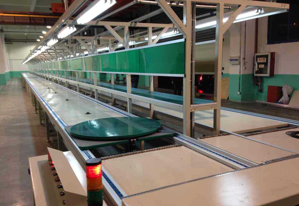 宁波迪泰自动化生产车间内部，展示先进的激光切割与钣金加工设备