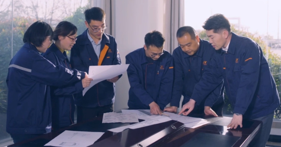 现代化健身房力量区实景，深蹲训练器为核心设备