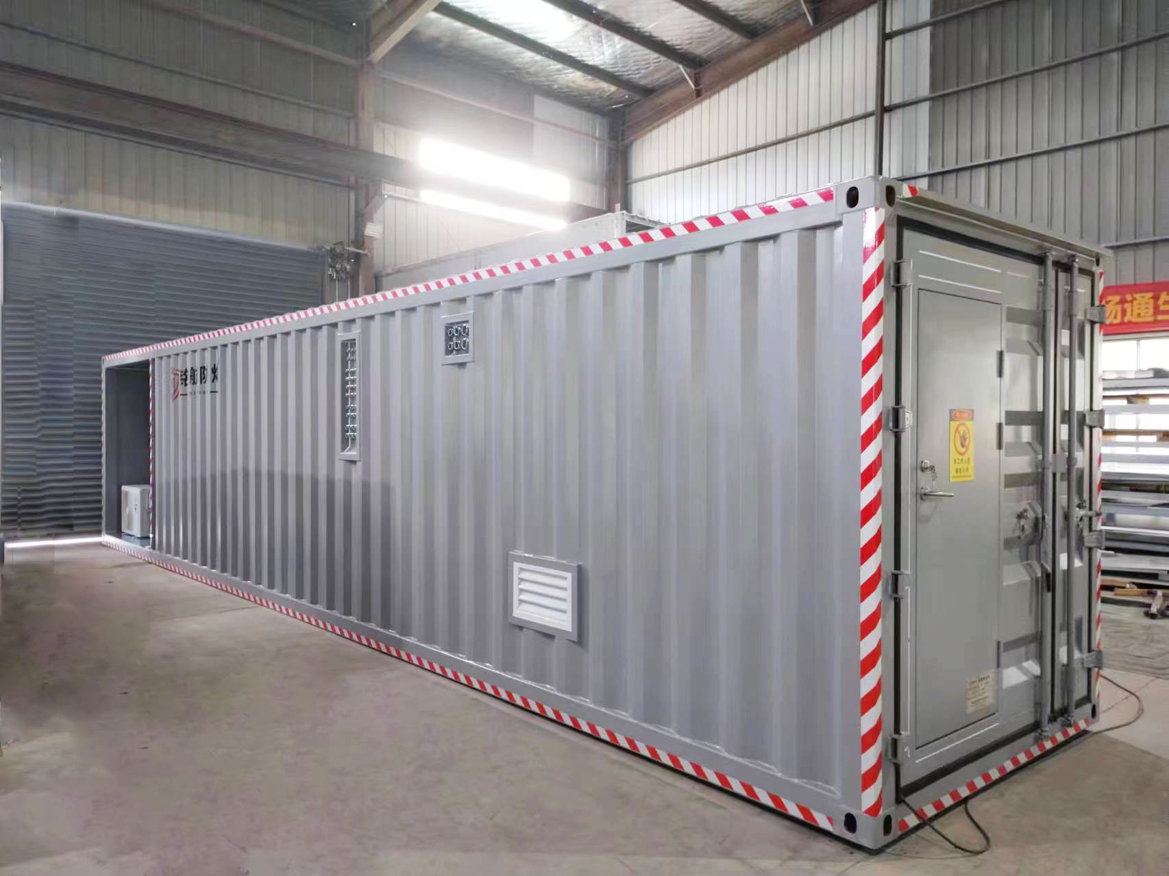 防爆集装箱外部结构与安全标识特写