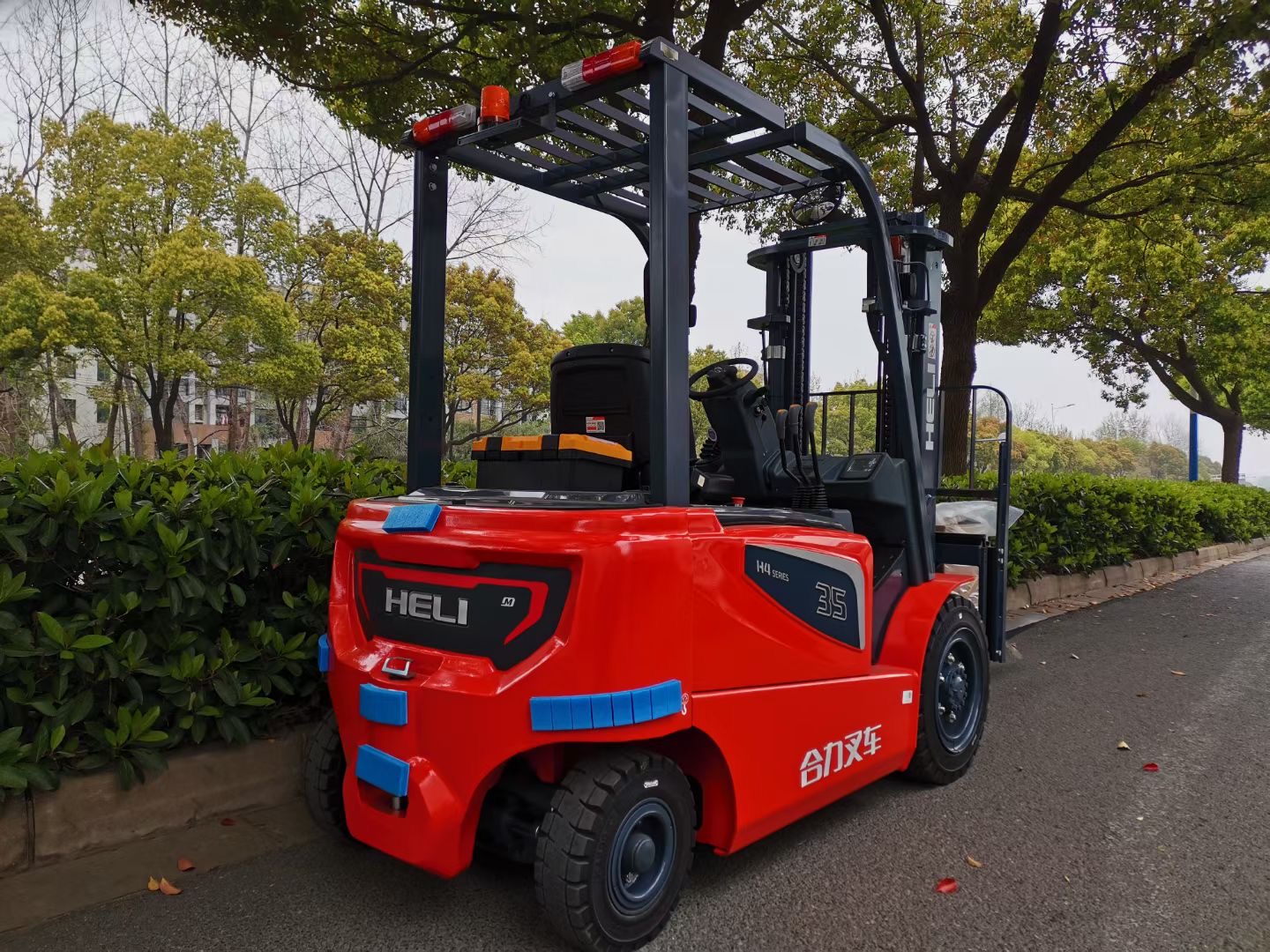 重型叉车正在进行精密堆高作业