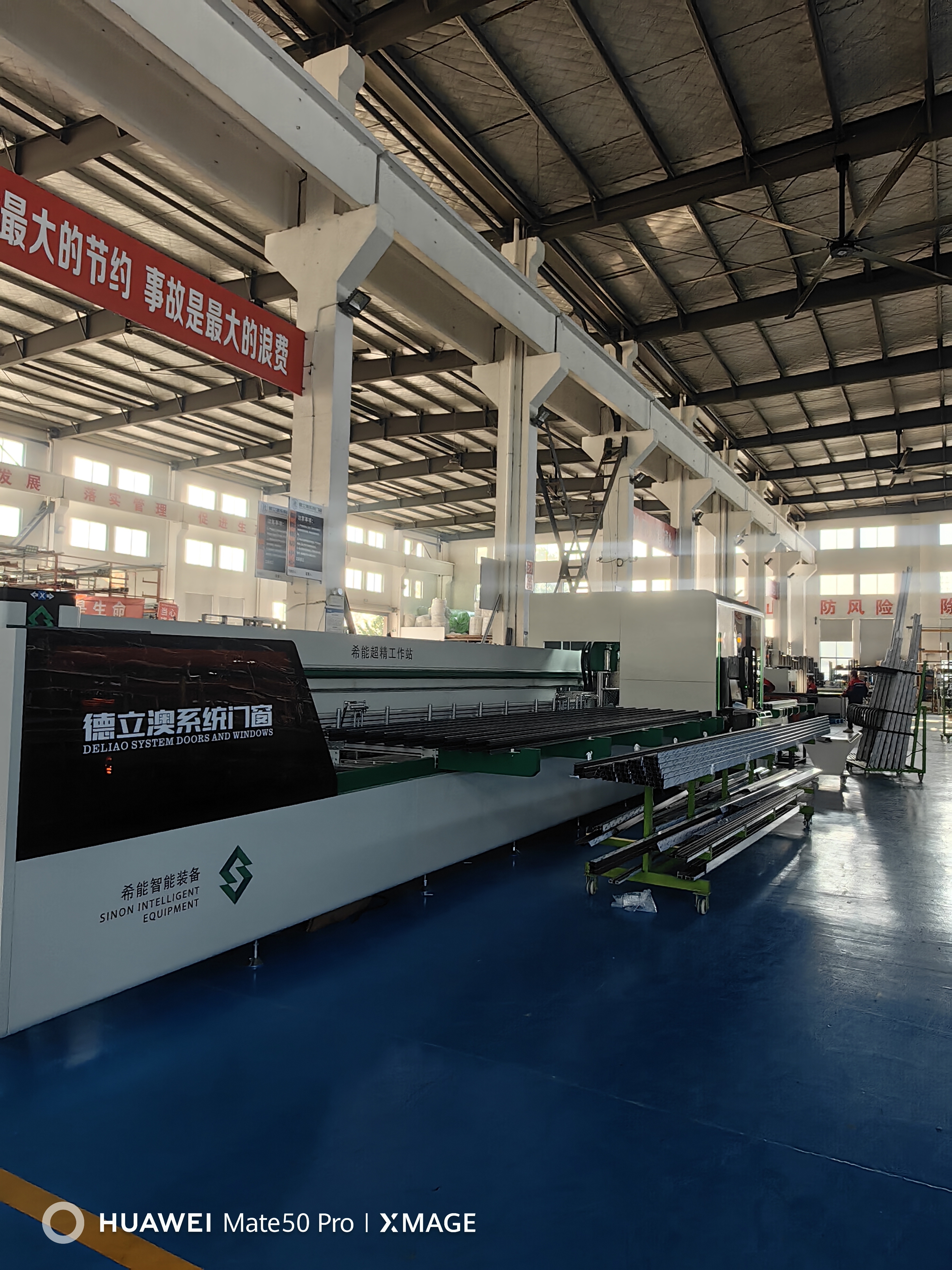 德立澳系统门窗标准化安装现场