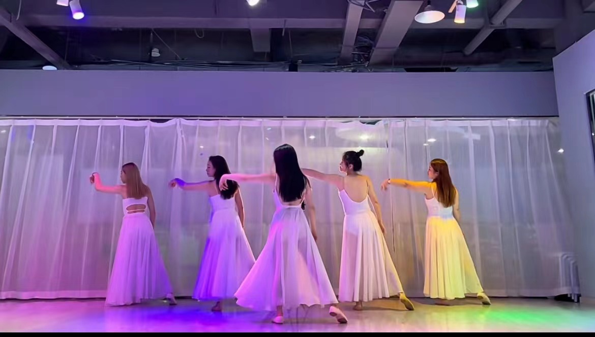 青灵舞蹈爵士舞课堂实景，学员在专业指导下练习基础动作