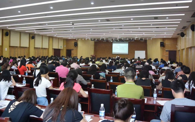 法律团队讨论案件