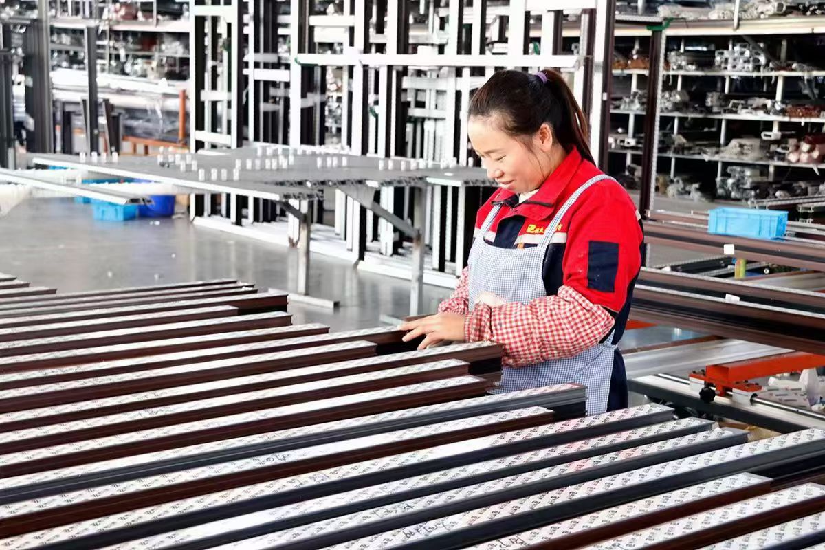 德立澳系统门窗现代化生产车间展示