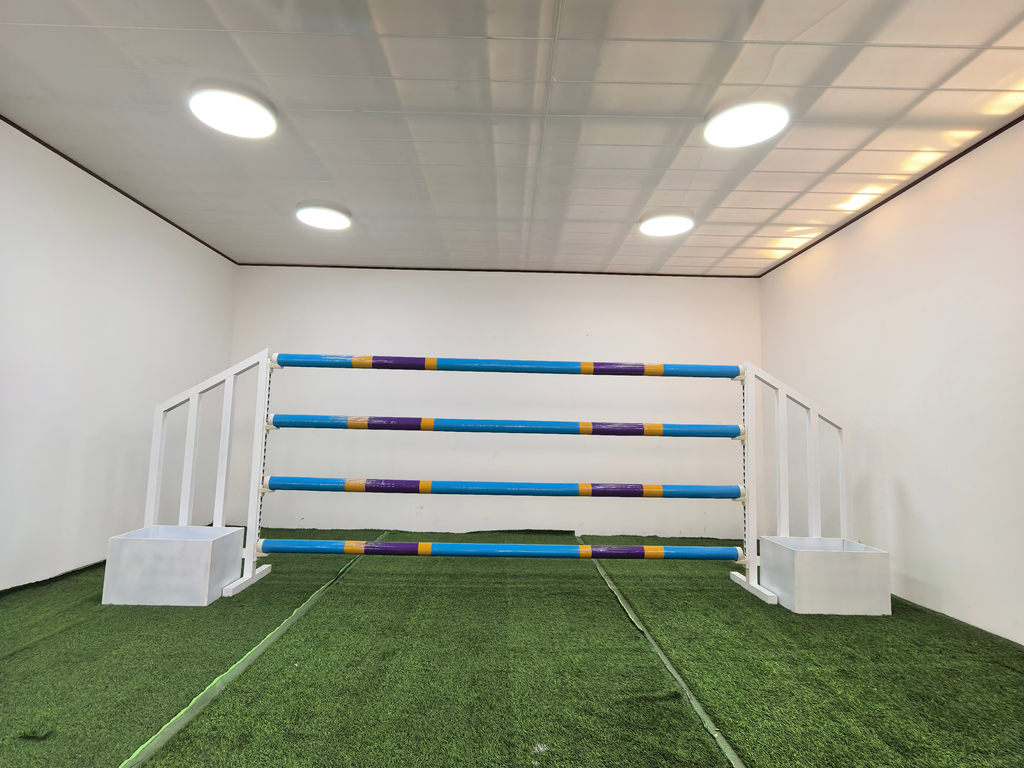 现代化马术俱乐部内，全伟提供的定制化马厩与配套设施，体现了动物友好型设计理念