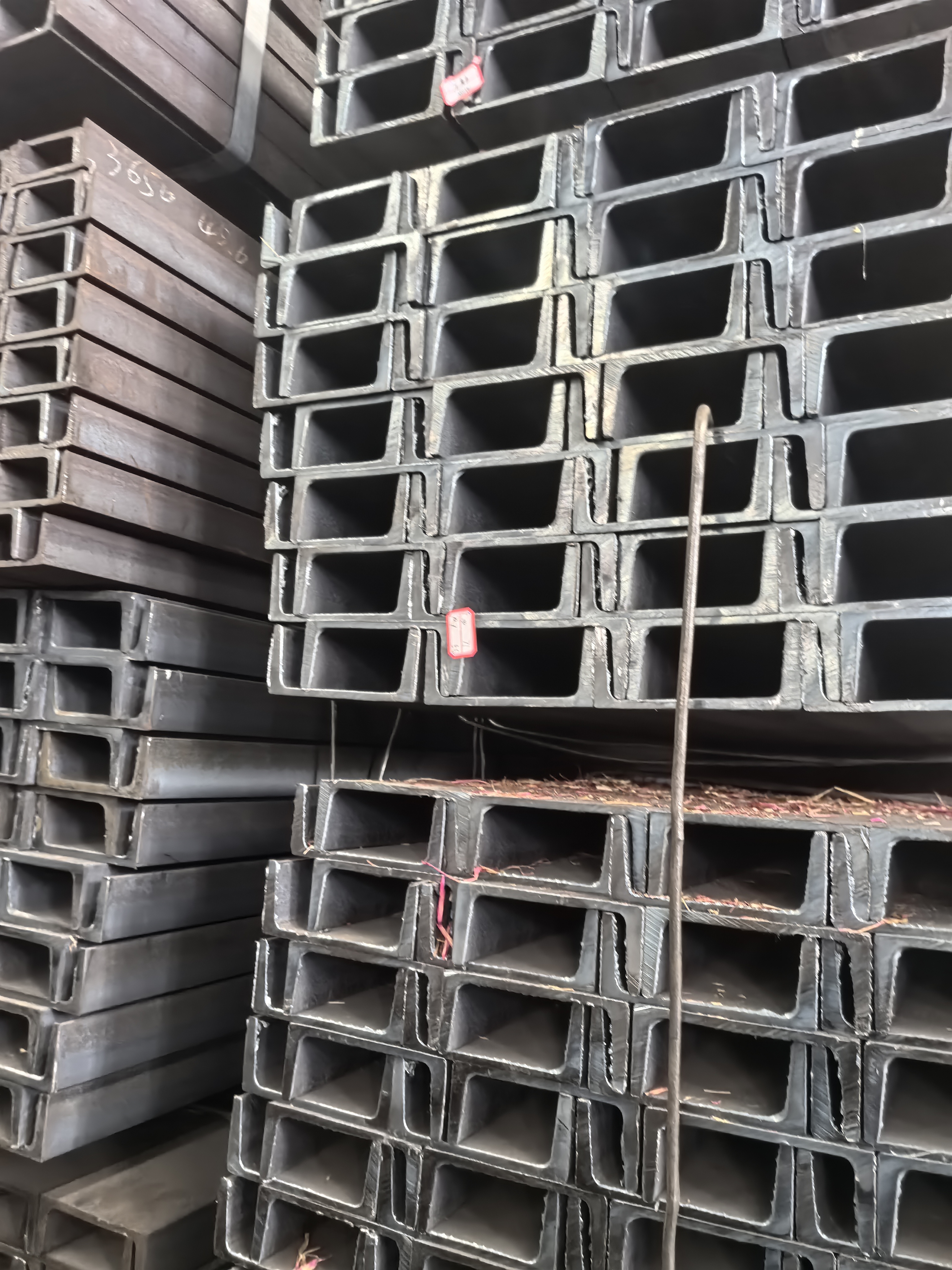 各类钢材产品展示,包括无缝钢管、H型钢等