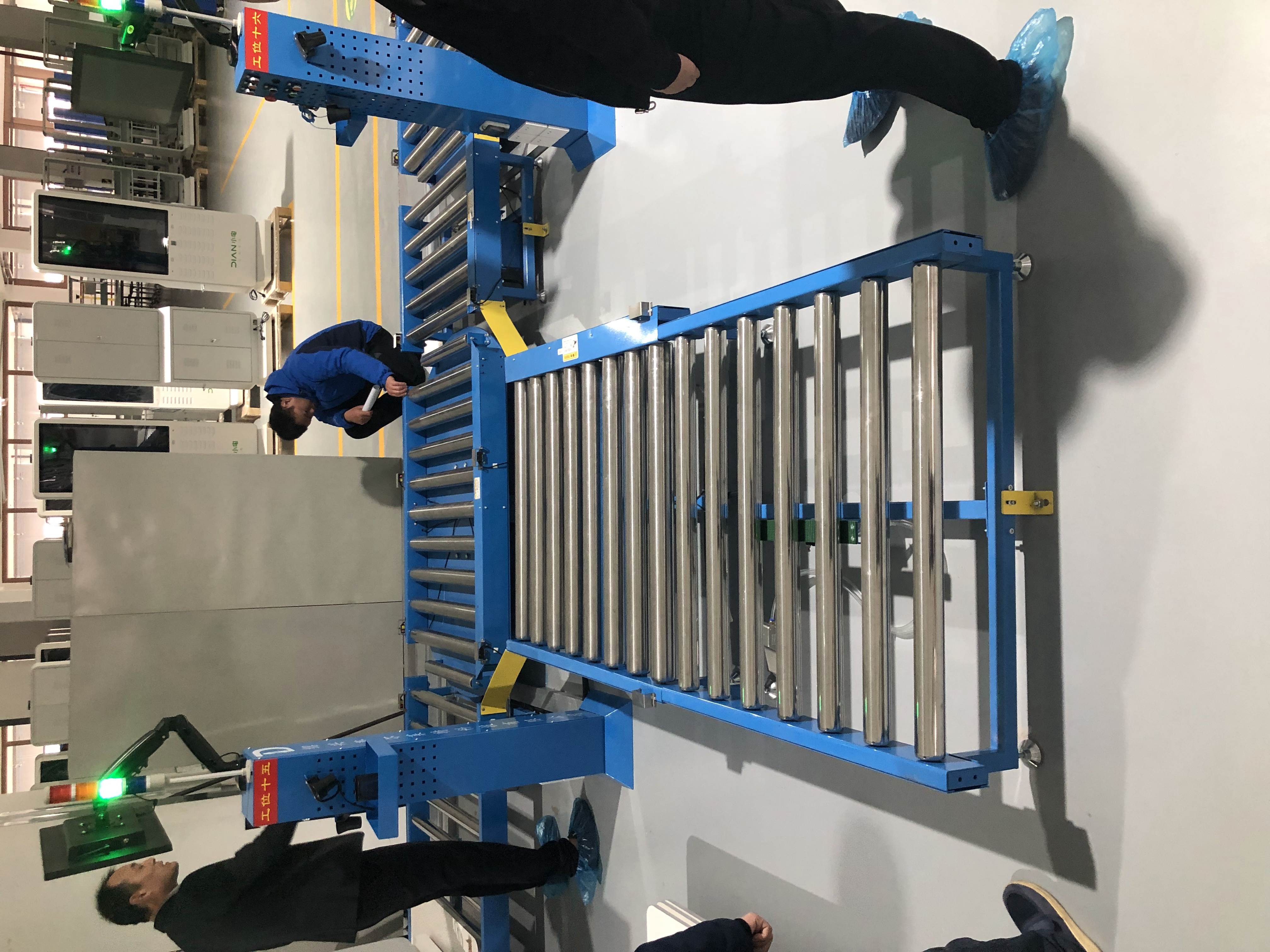 精密装配工位上的定制化滚筒输送单元，确保物料精准定位