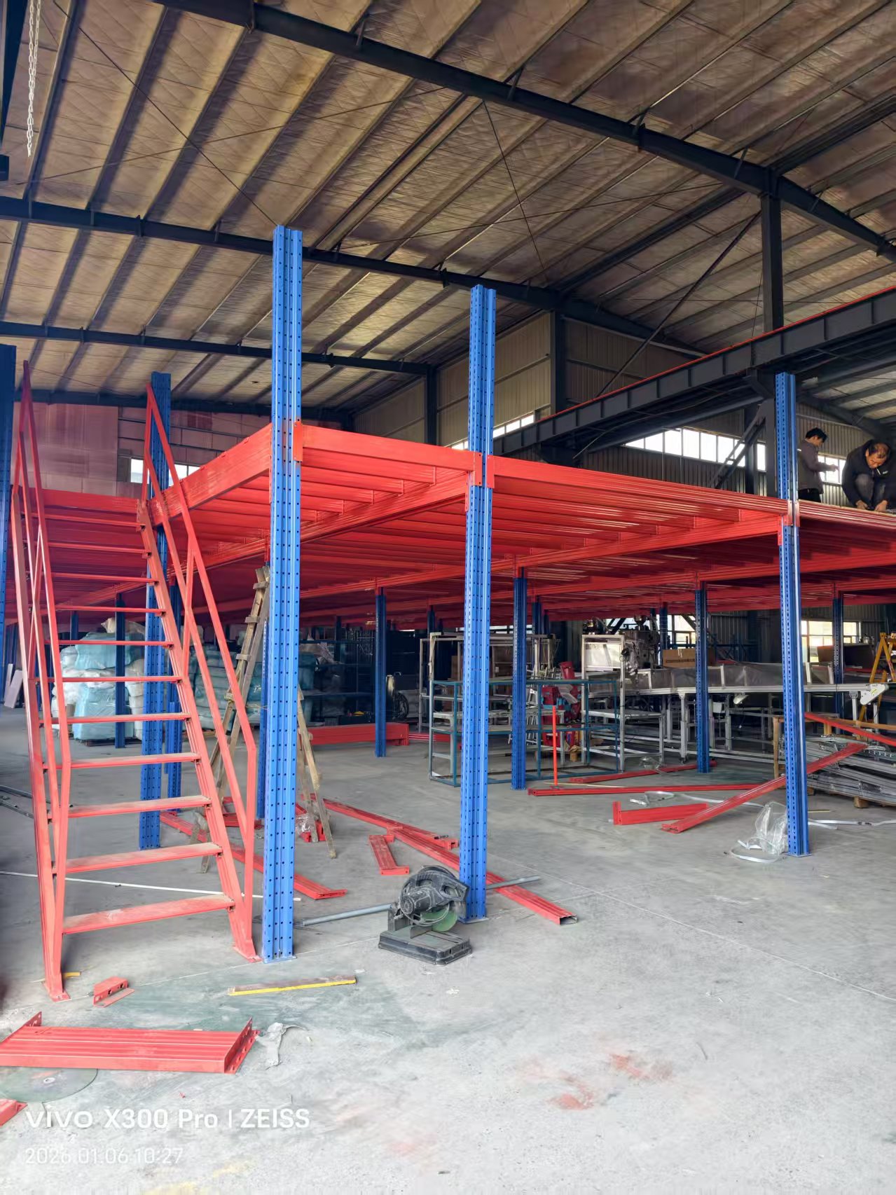 现代化仓库中重型货架与物流设备协同作业