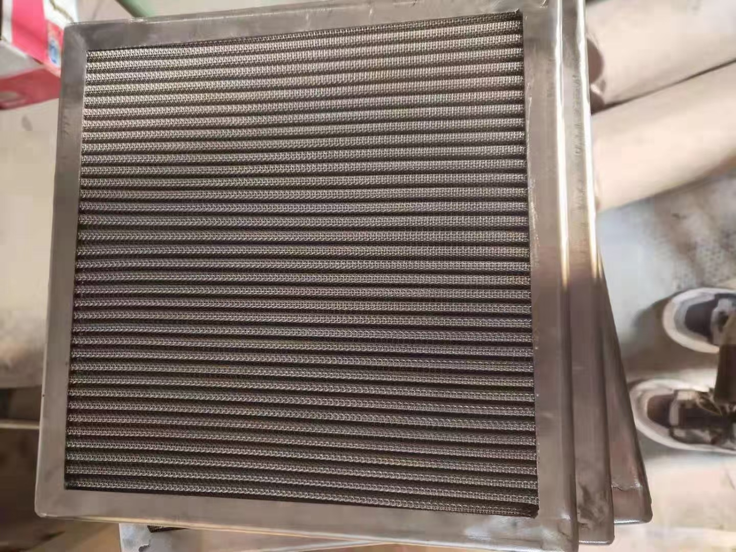 多种材质与孔径的过滤网对比展示，体现定制化的多样性