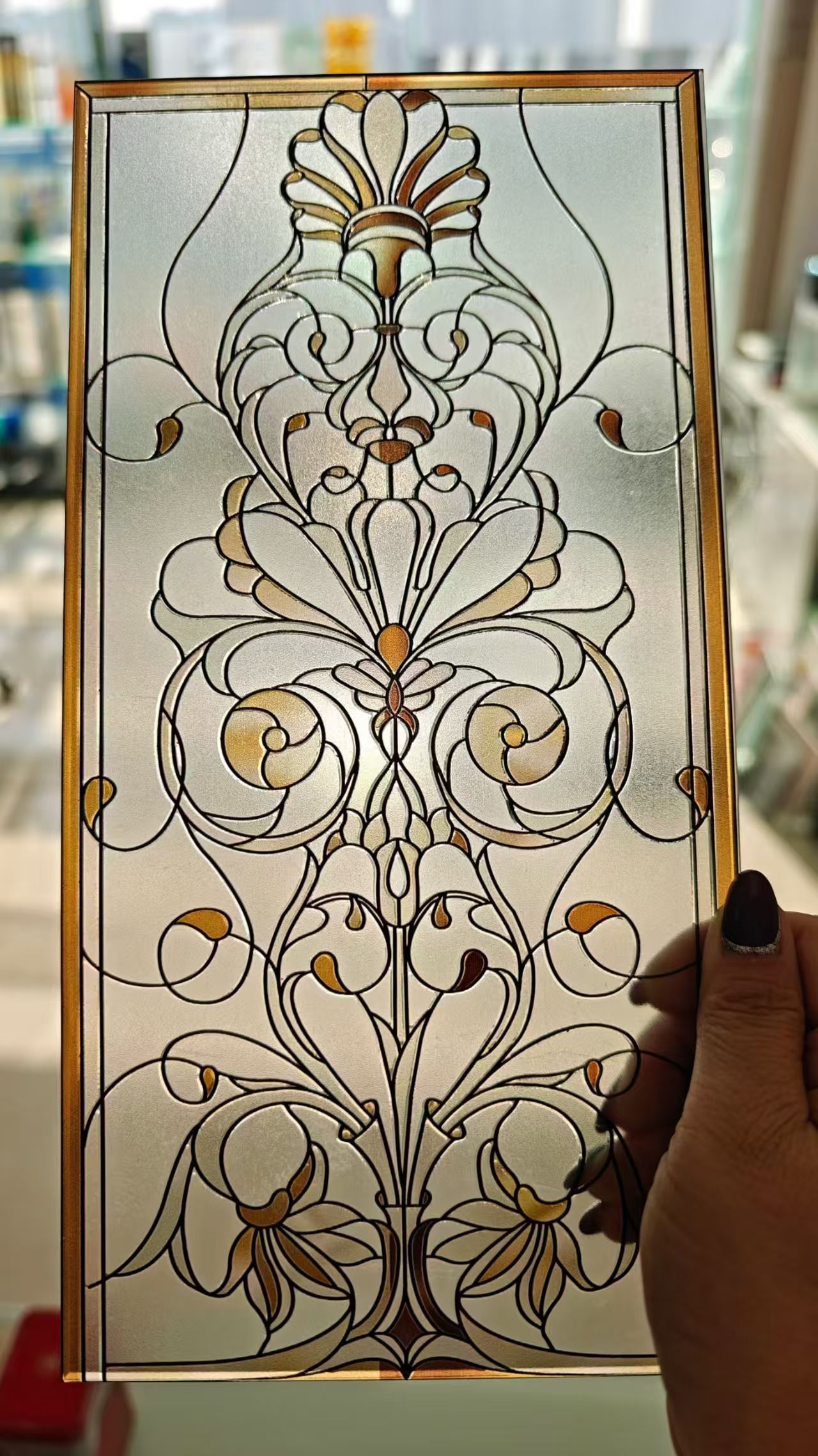 某酒店大堂渐变玻璃背景墙实景案例