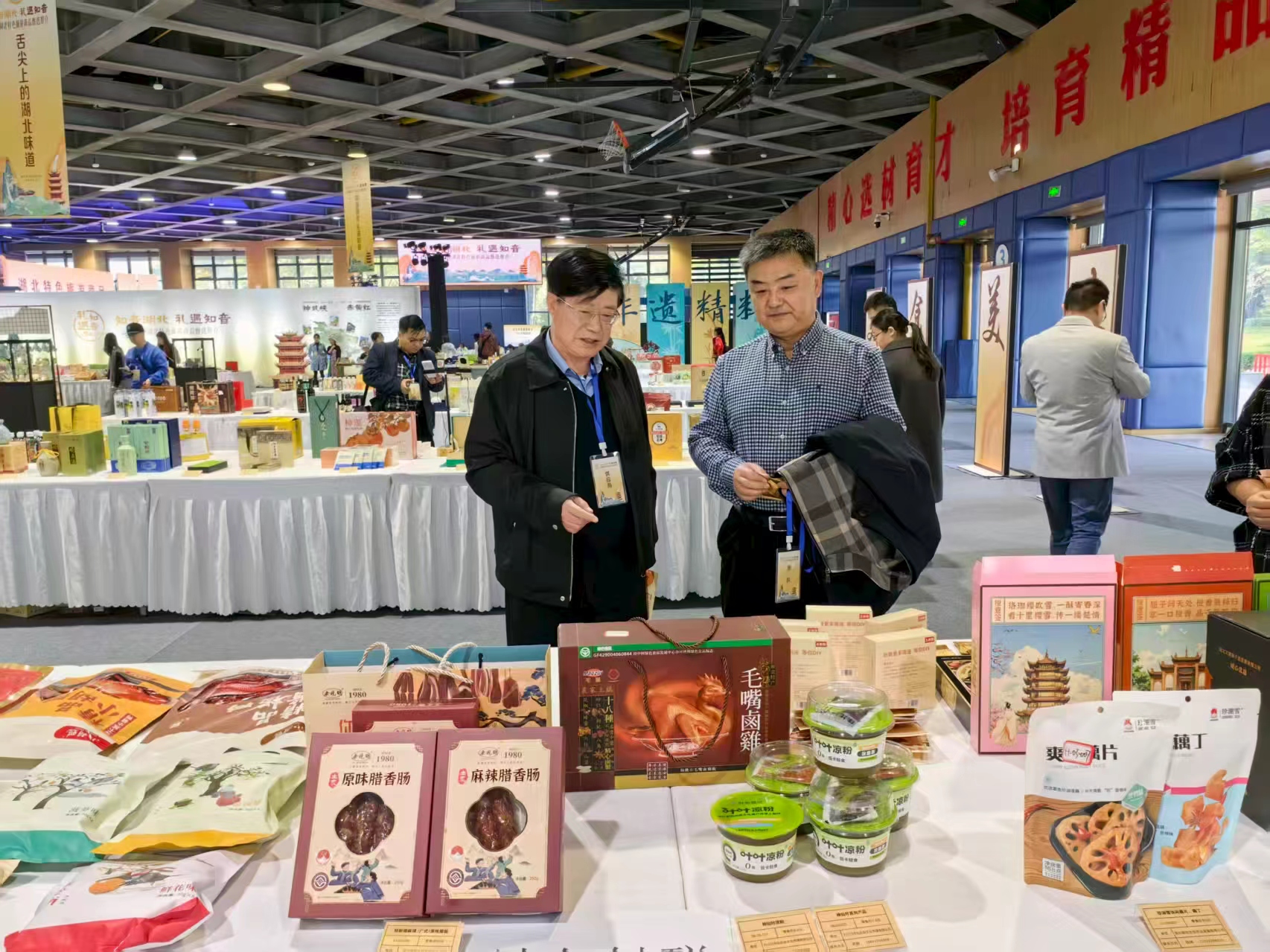 色泽金黄、肉质细嫩的毛嘴卤鸡成品