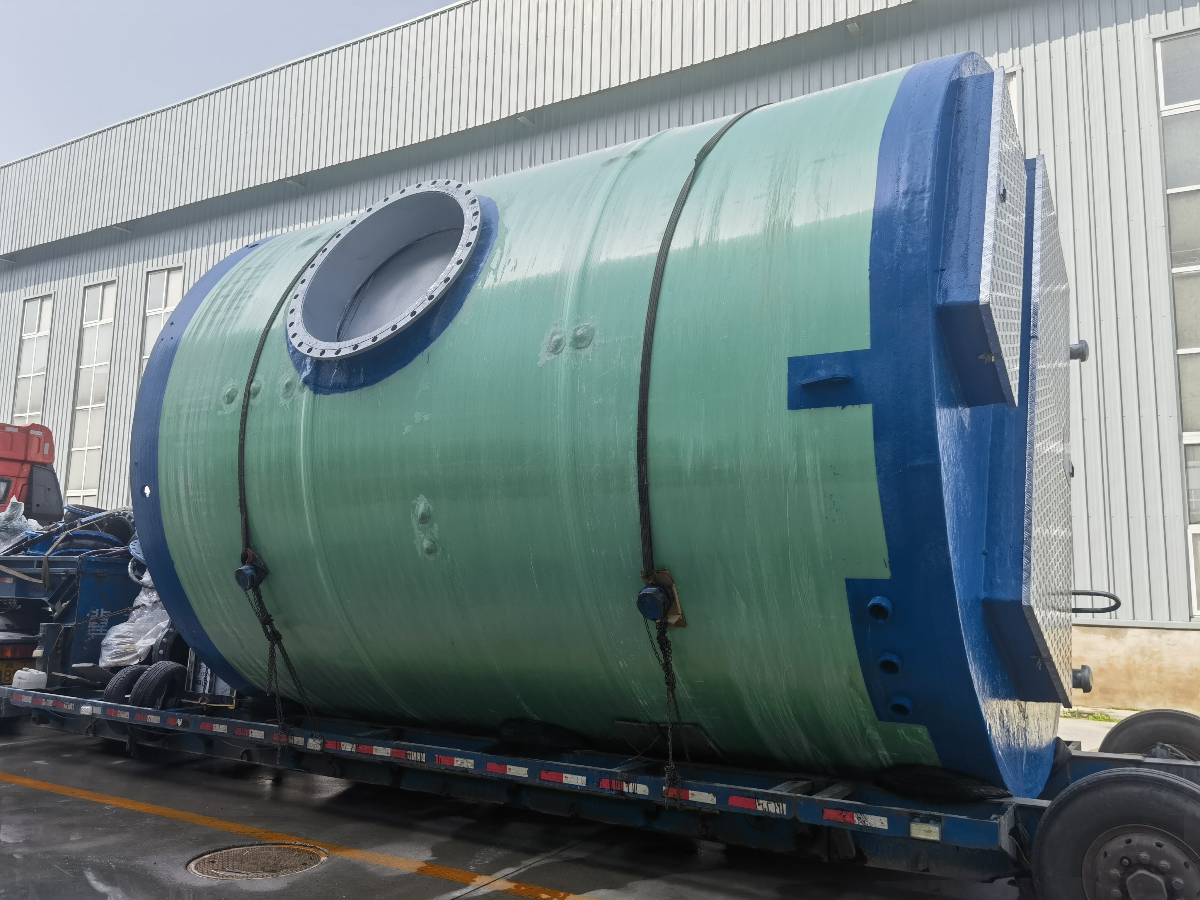 应用于工业领域的一体化预制泵站吊装现场