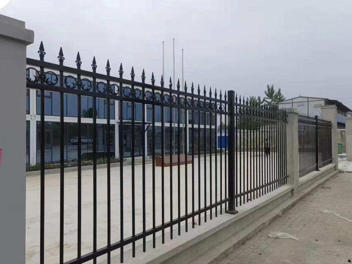 现代化护栏生产线工作场景