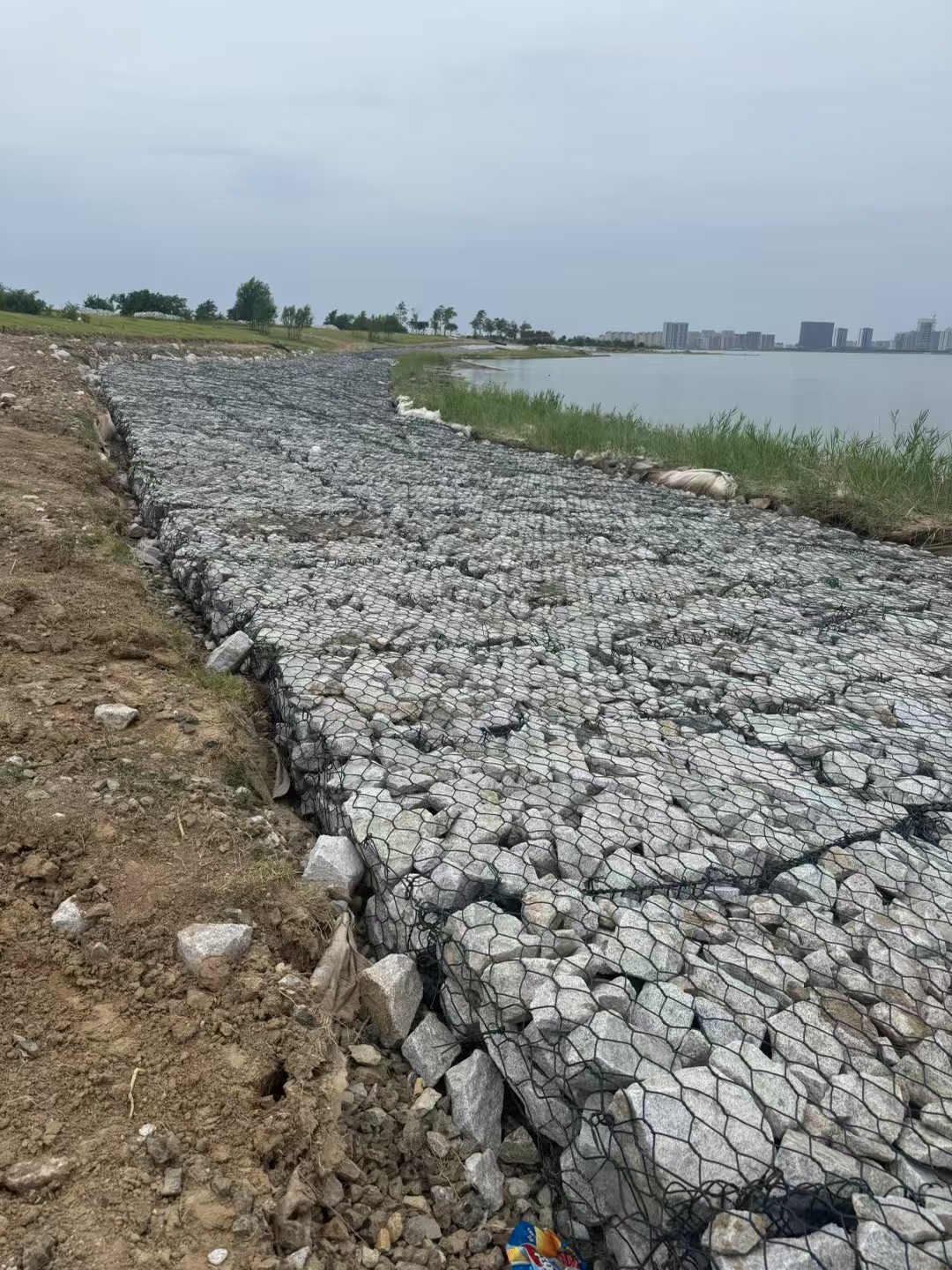 某河道治理工程前后对比效果图