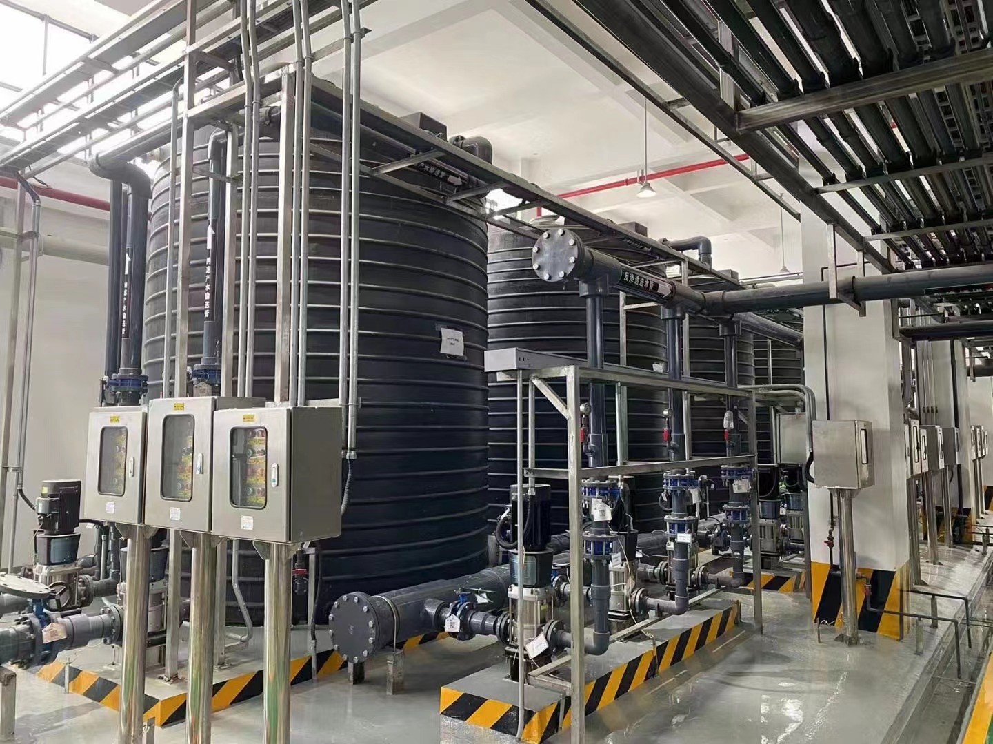 江苏瑞辉高分子科技有限公司30立方玻璃钢储罐生产车间实景