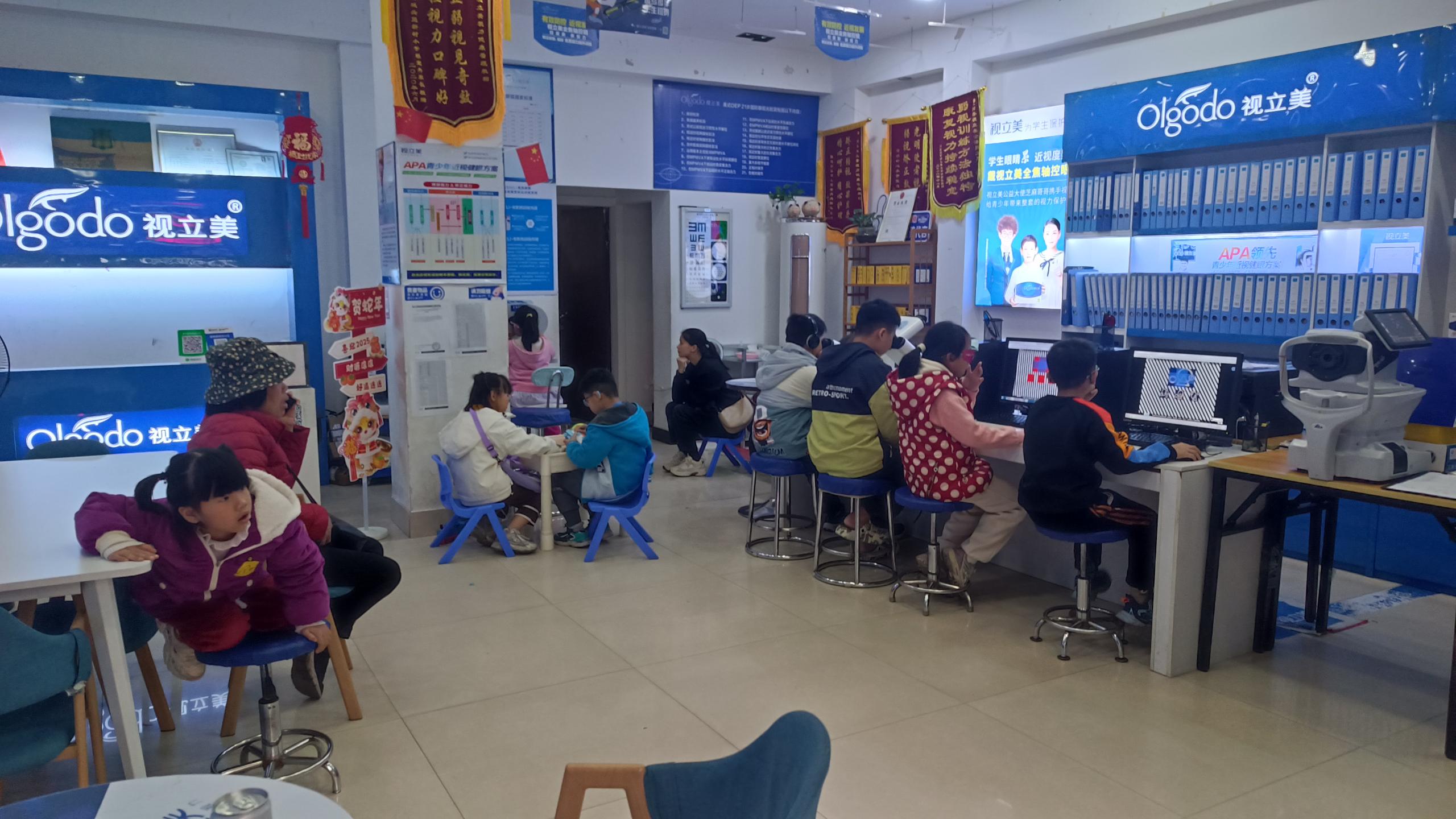 青少年正在进行专业的视觉功能训练