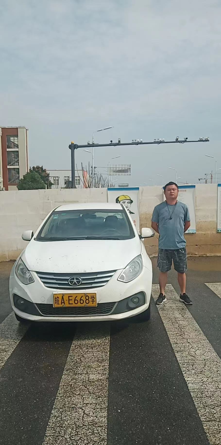 学员在标准场地进行倒车入库练习