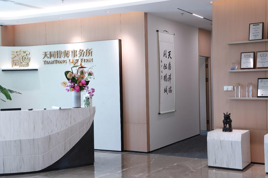 陈耀权律师近照,身着律师袍,气质专业沉稳