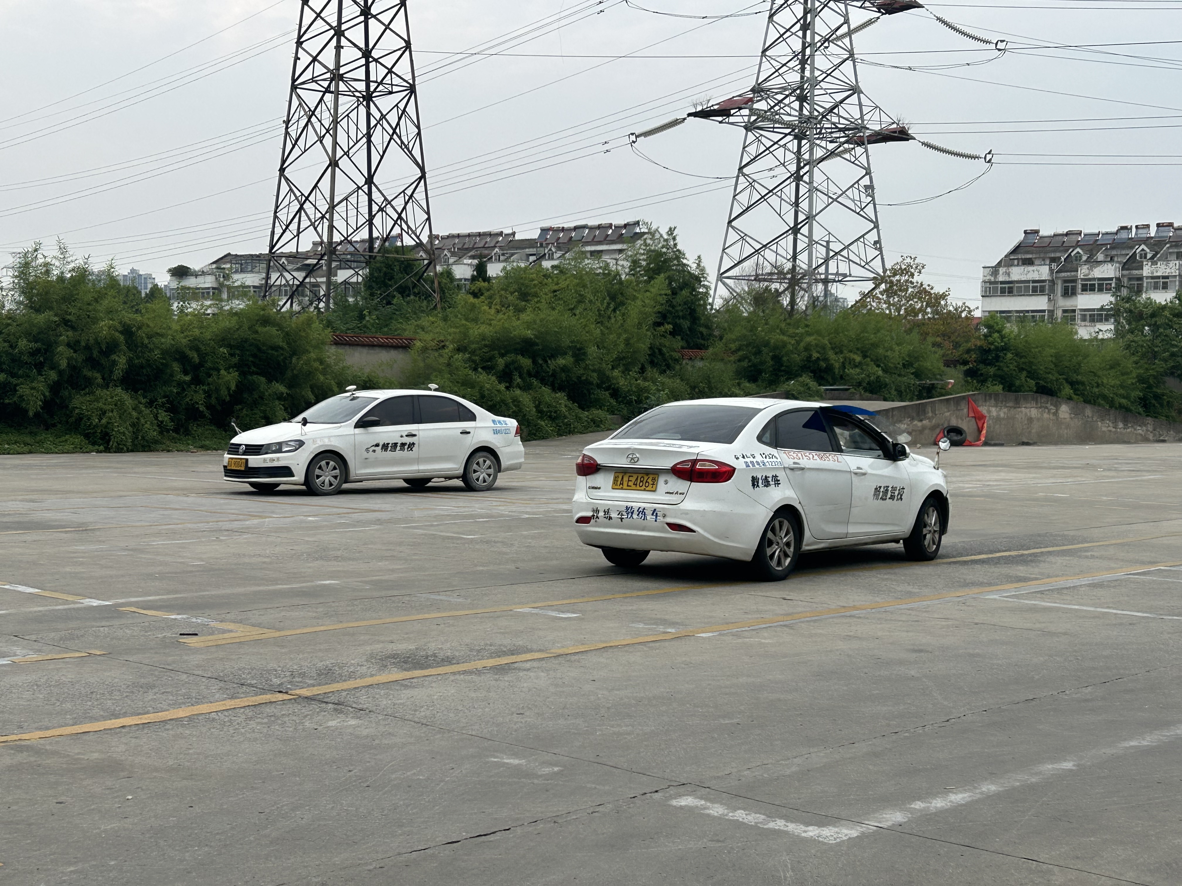 宽敞明亮的驾校训练场地