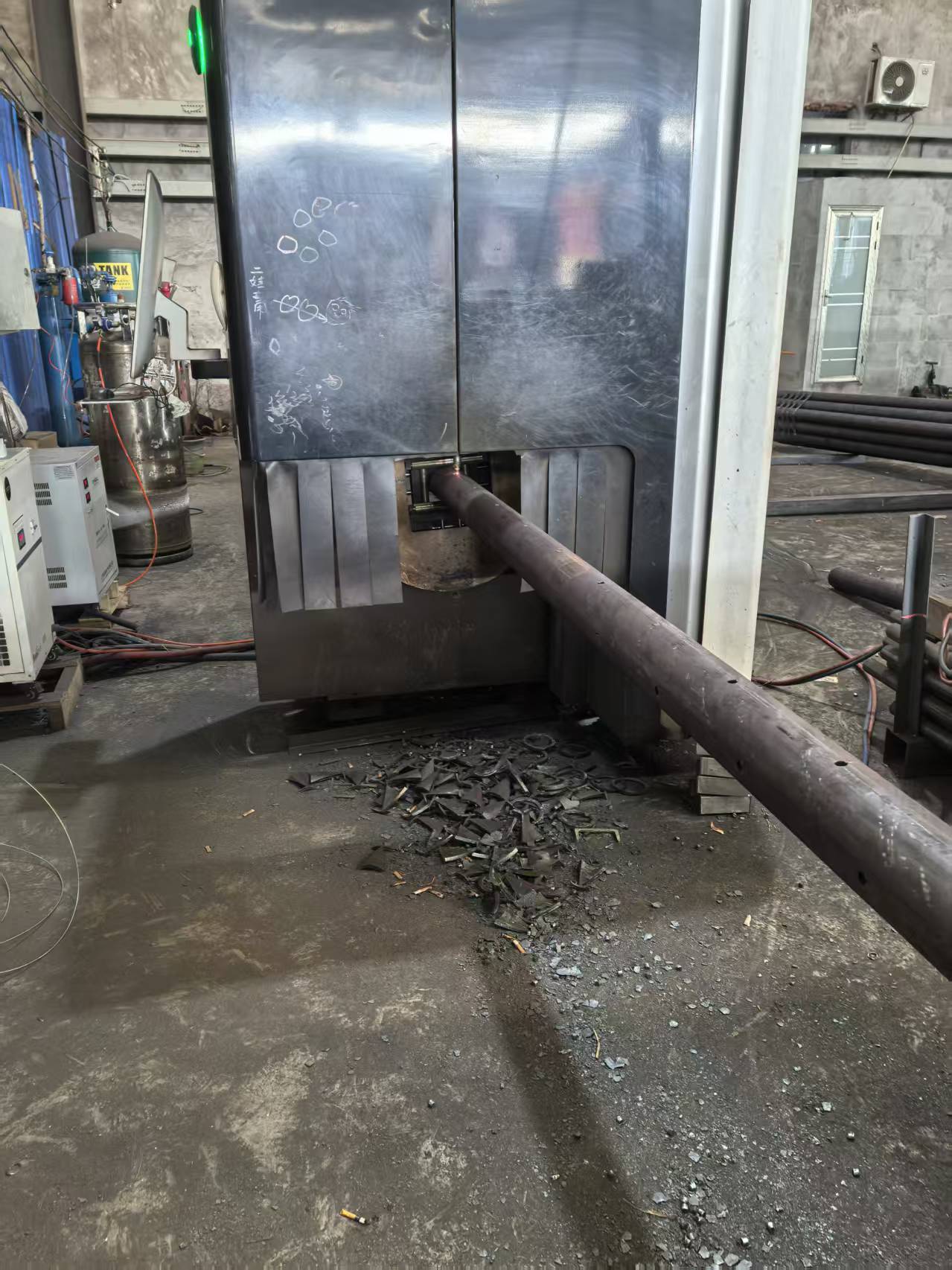 整齐码放的各类规格钢材，等待配送