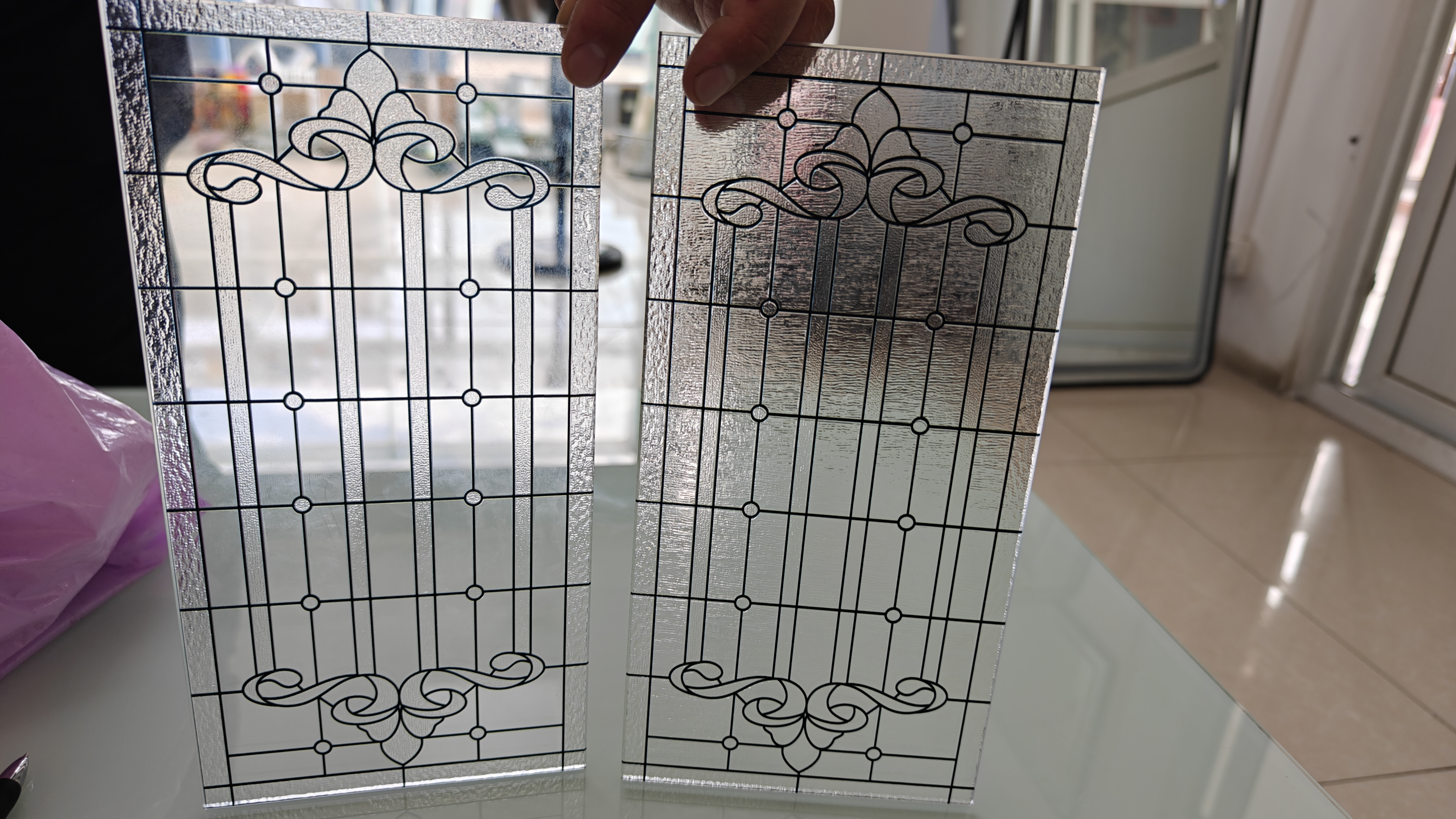 专业团队进行淋浴房玻璃现场精准安装