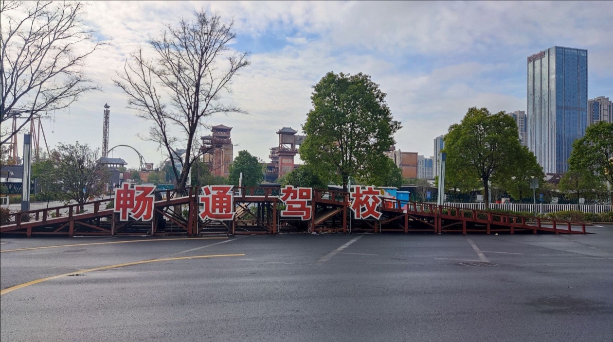 学员进行无人机实操飞行训练