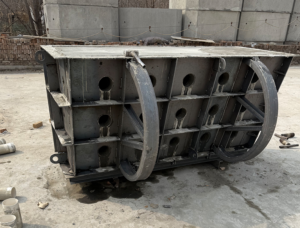 现代化厂房内整齐码放的各类钢模具，展现规模化生产能力