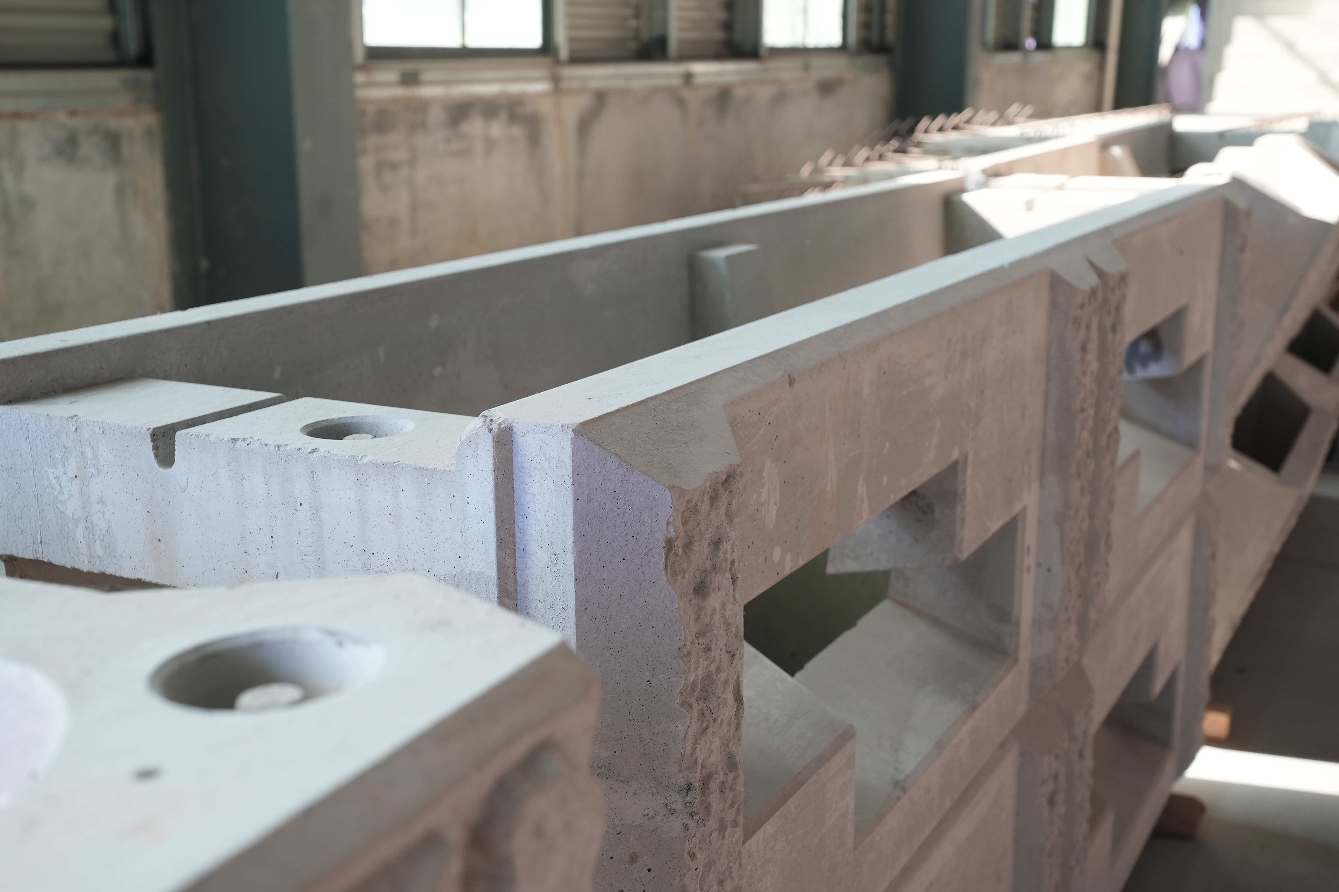 整齐码放的各类规格钢筋混凝土管材，准备发往全国各地项目现场