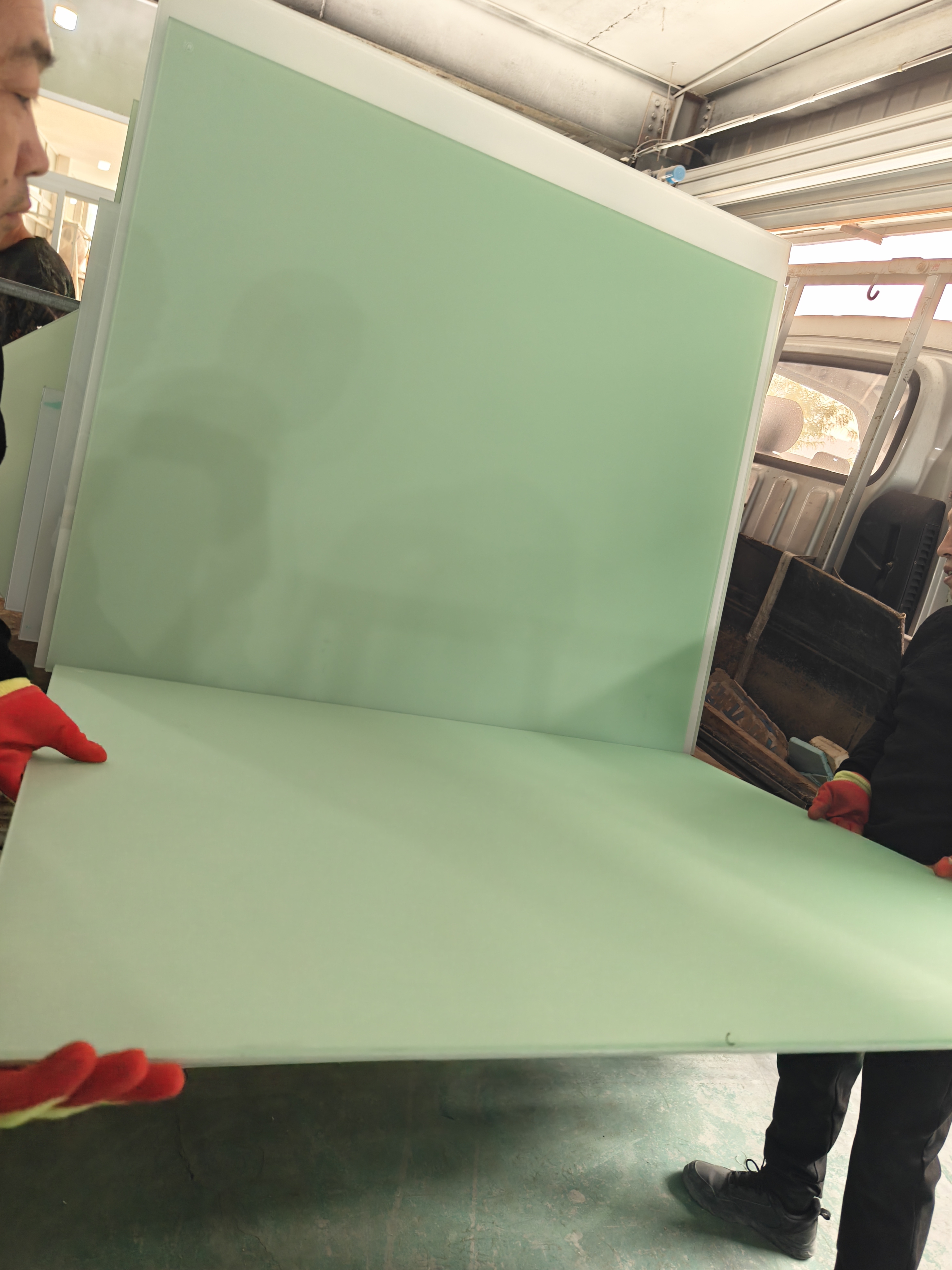 现代建筑中的珐琅彩玻璃应用实景