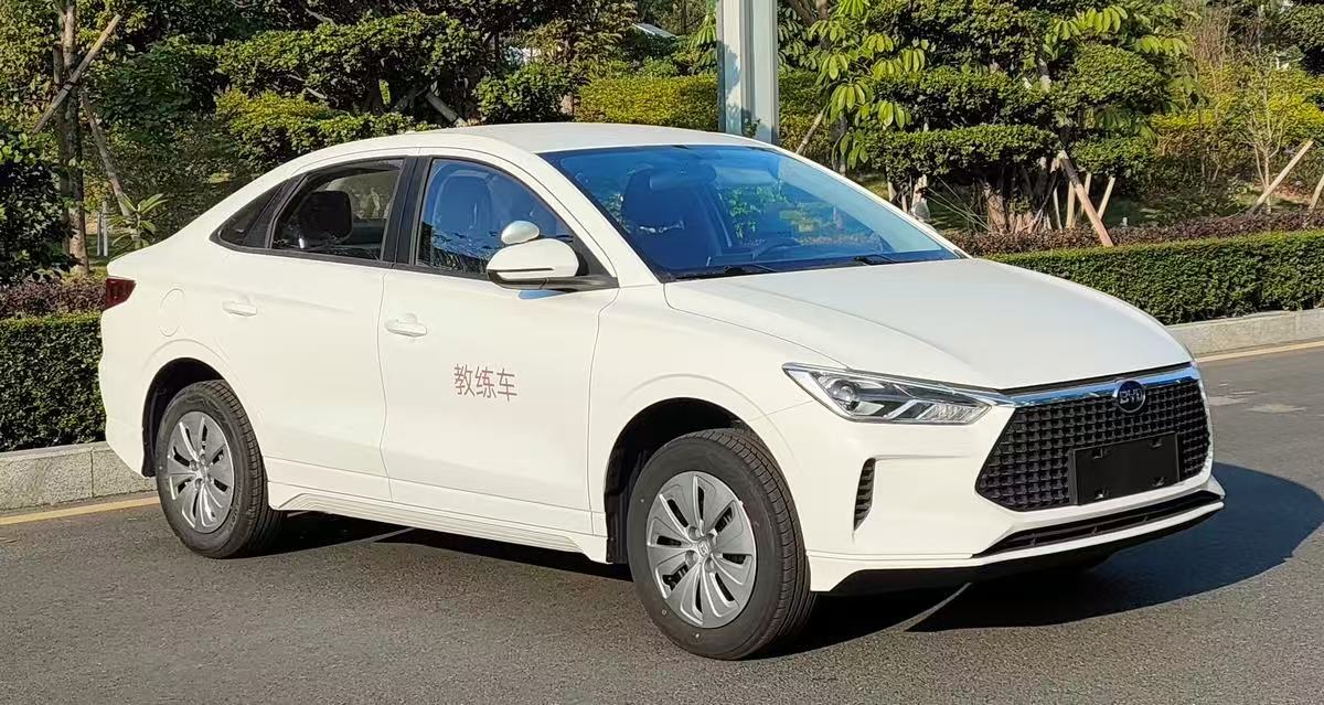 教练车专业化改装作业现场