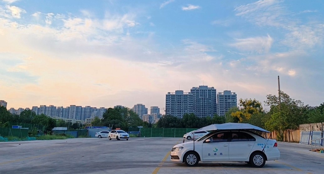 学员顺利通过考试后拿到驾驶证